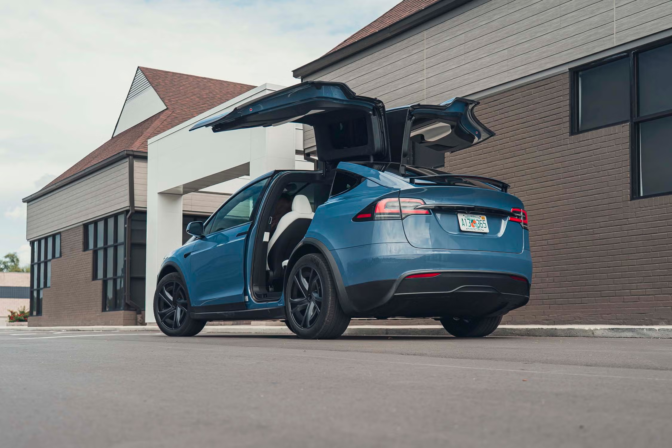 美国汽车媒体 car and driver 发了一篇特斯拉 Model X 减重的文章，特斯拉工程副总裁 Lars Moravy 和一些工程师专门评论了这篇文章。我觉得很有趣，因为这也和特斯拉在中国长 - 图片 6