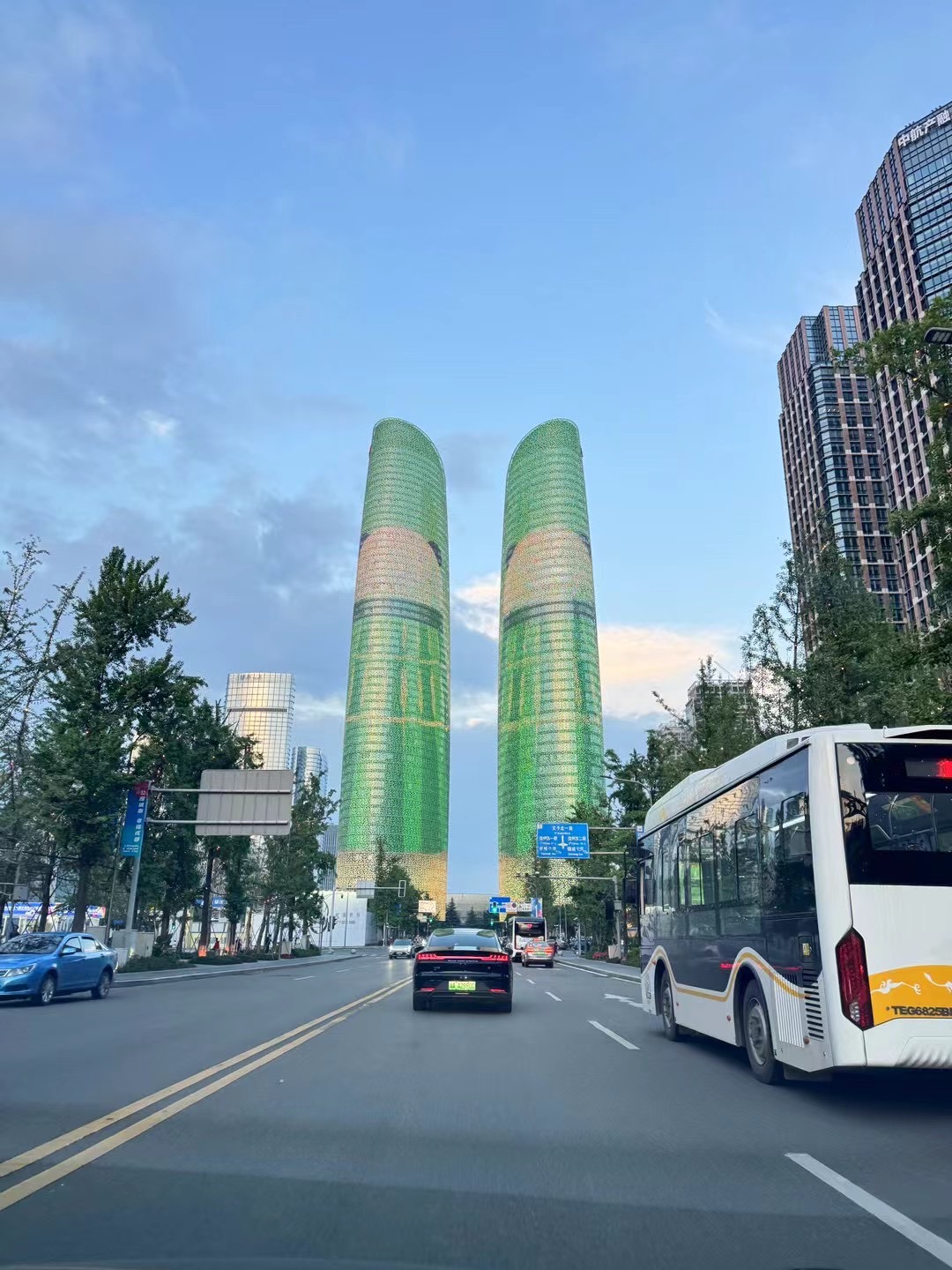 小特叔叔终于来成都给超级车间选址了。
这里有多少成都的车友呀？
大家期待么？ - 图片 7