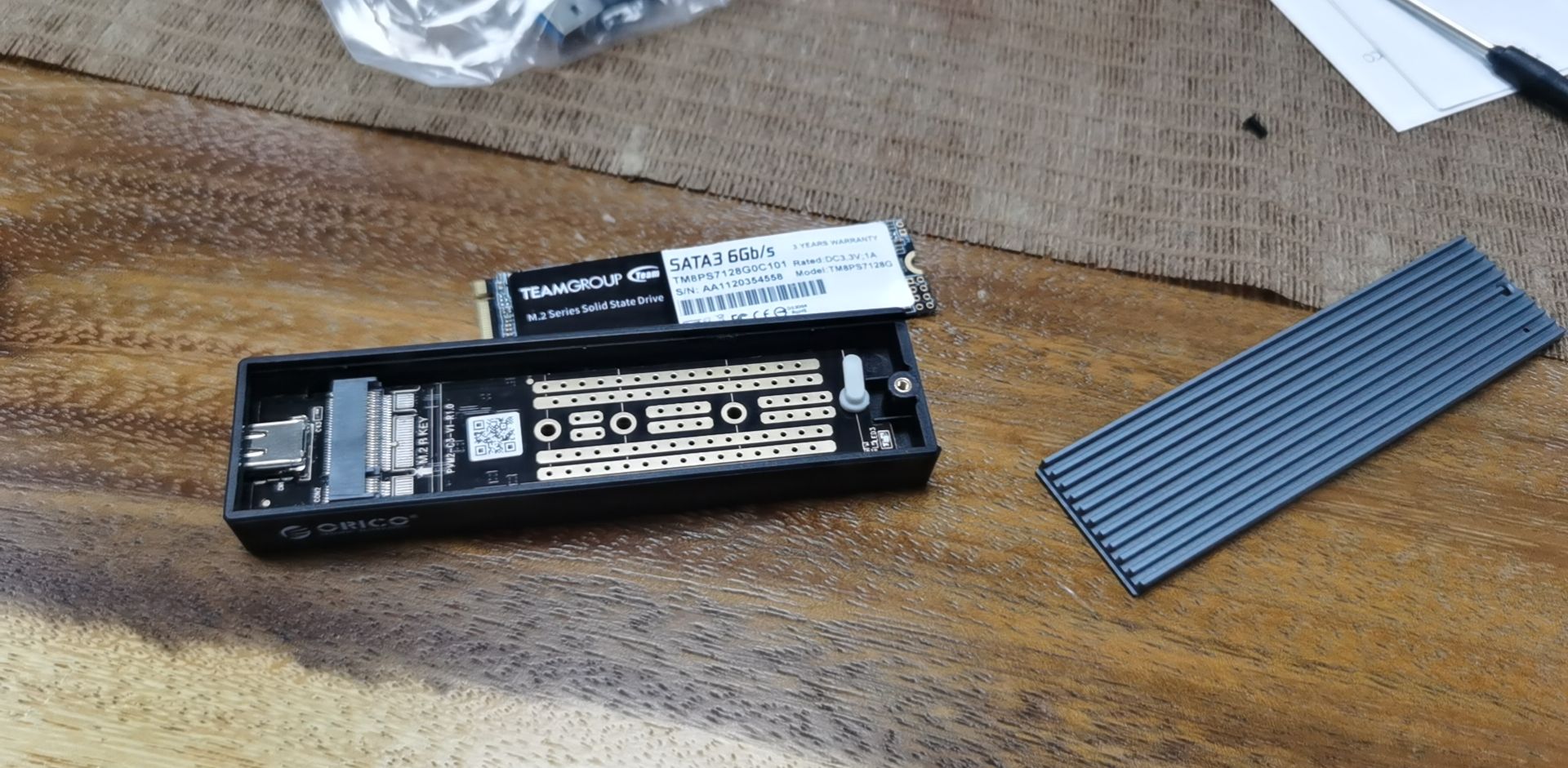 好久没更新了。一共花了158块钱，自制了128G，M2移动硬盘用于特斯拉哨兵模式。硬盘盒自带散热硅脂和散热片。用Mac系统做了格式化，win的格式化工具识别不了。有主控的芯片，应该寿命能长点吧。 - 图片 2
