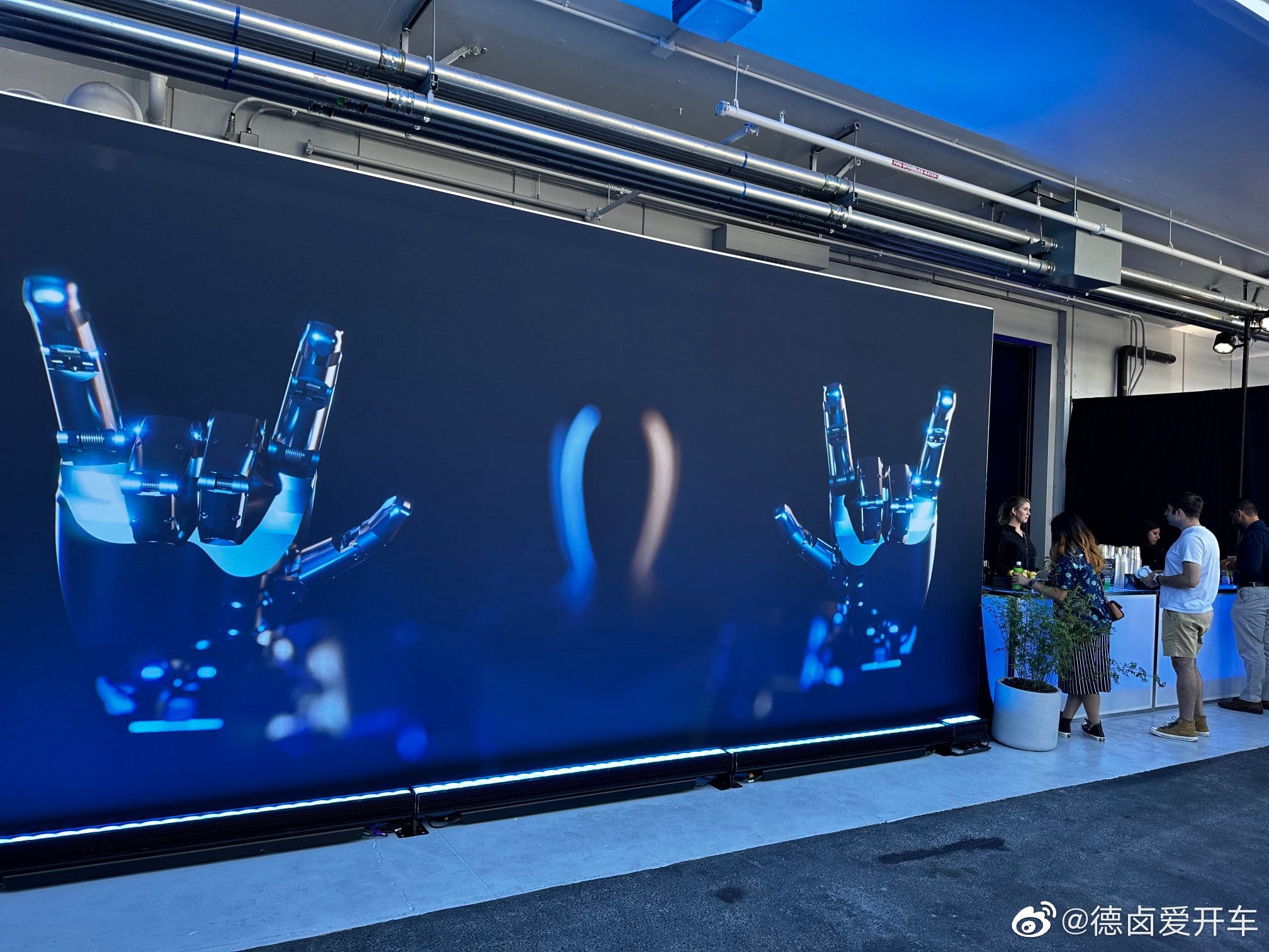 一些 AI Day 2022 活动现场照片， semi 集装箱涂鸦画着一个机器人正在修车。

#特斯拉#

  - 图片 1