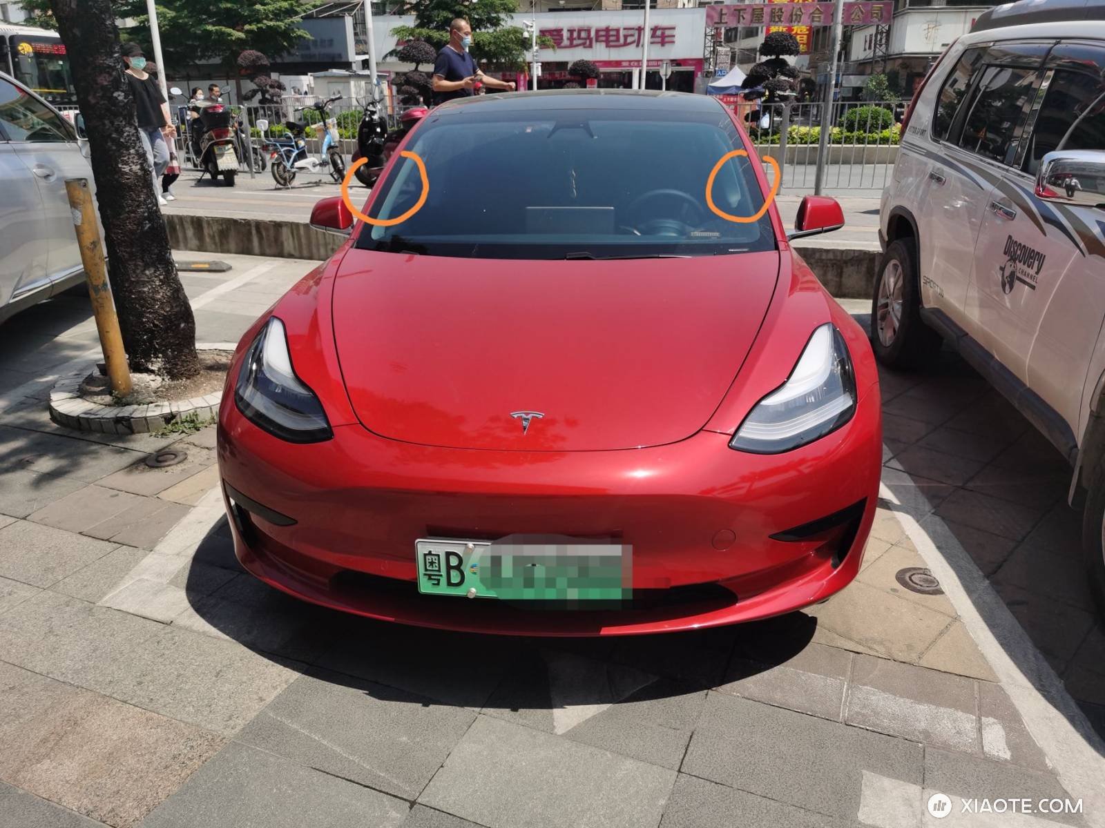 有没有谁的车,开空调时,挡风玻璃这两块外侧特别容易起雾,明明显示是对着人吹,但是也是会起雾,有办法解决吗? - 图片 1