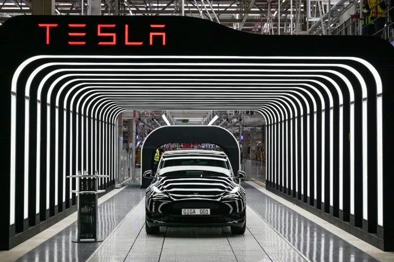 欧洲疯狂降价，最高50000
Model Y 后轮驱动版本目前在德国的售价为 42,990 欧元（46,714 美元），降价了约 4.2%，而 Model Y Long Range 的价格则下降了 8 - 图片 2