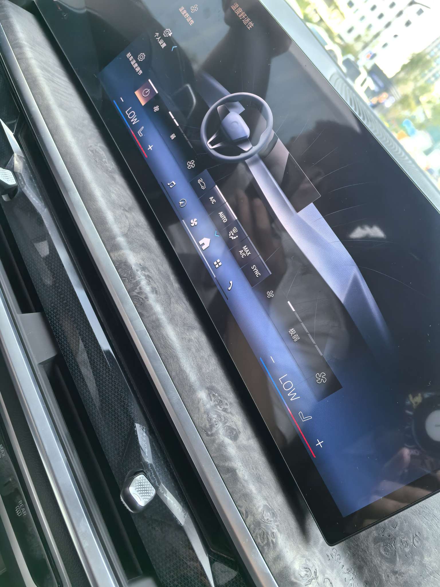 X5作为公路之王，前排座椅竟然没有通风制冷功能，只有座椅加热；赶不上特斯拉毛豆三啊😮‍💨 - 图片 1
