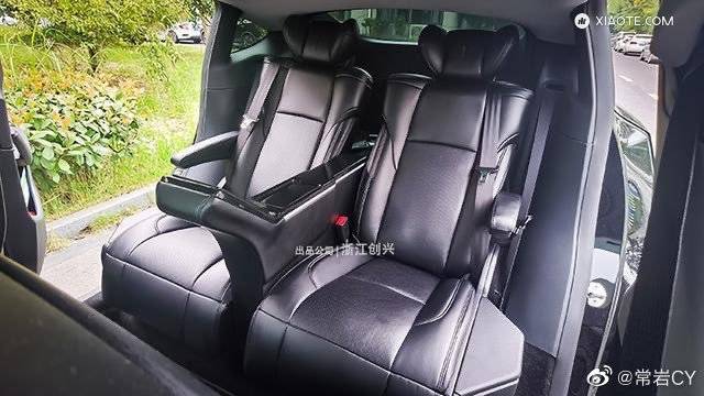 Model Y改第二排航空座椅案例……因为没有Model X的气场加成,感觉一下子就局促起来了……有点duck不必…… - 图片 2