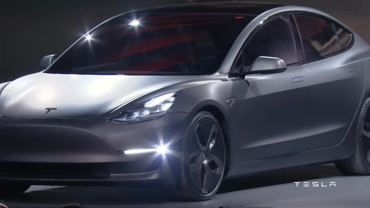 特斯拉Model 3迎来量产十周年，外媒回顾了2016年3月发布时原型车中未能量产的设计元素。

外观方面，原型车采用与Model S相同的自弹出式门把手，量产版改为平齐式手动旋转把手；内饰采用全白色 - 图片 2