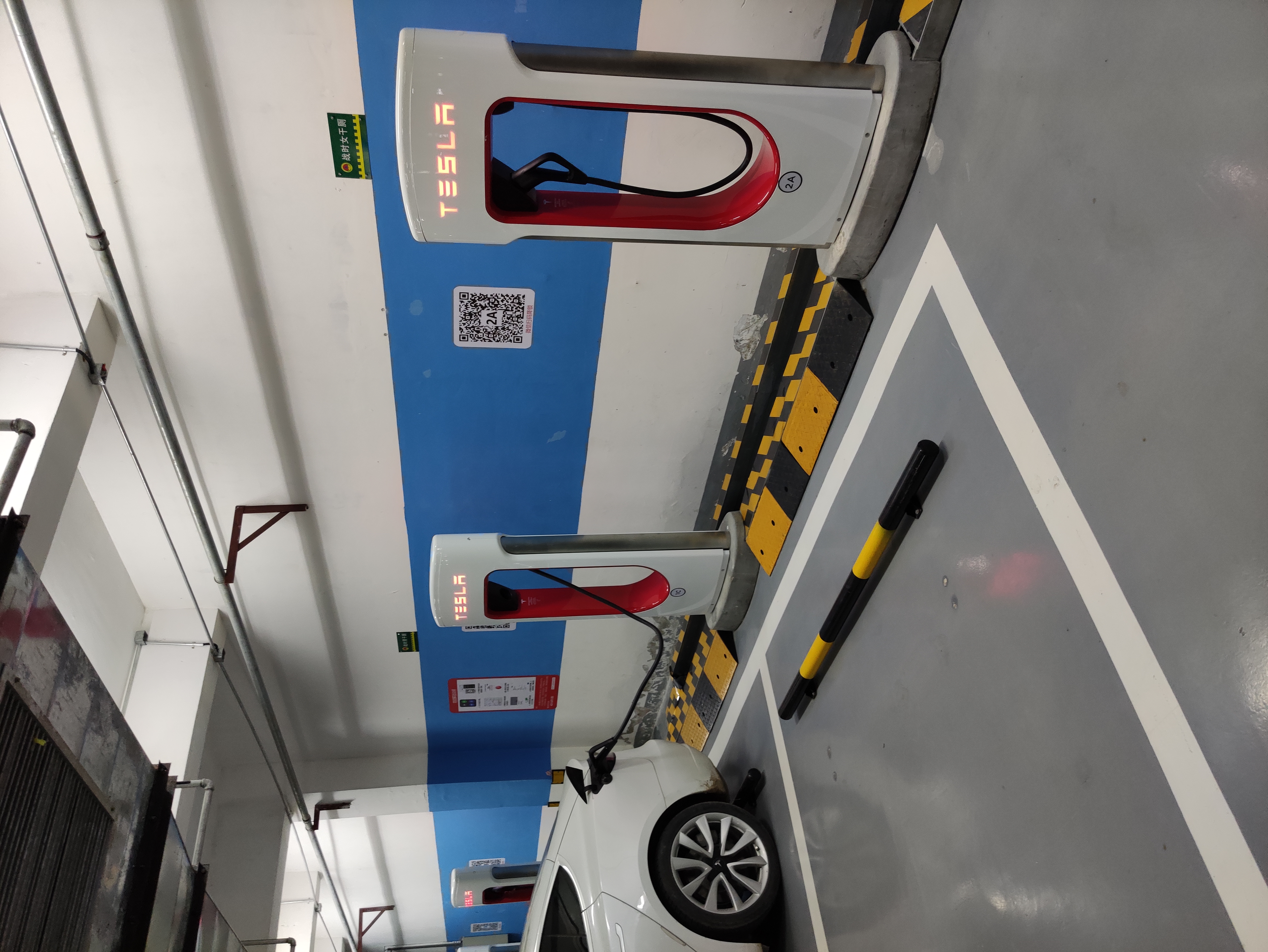 从清明上河园出来后，打卡开封西司夜市。吃了两个烧饼和一晚鸡血汤。半夜去了开封唯一的超级充电桩。在一个叫半亩园房地产项目的地下停车场。 - 图片 8