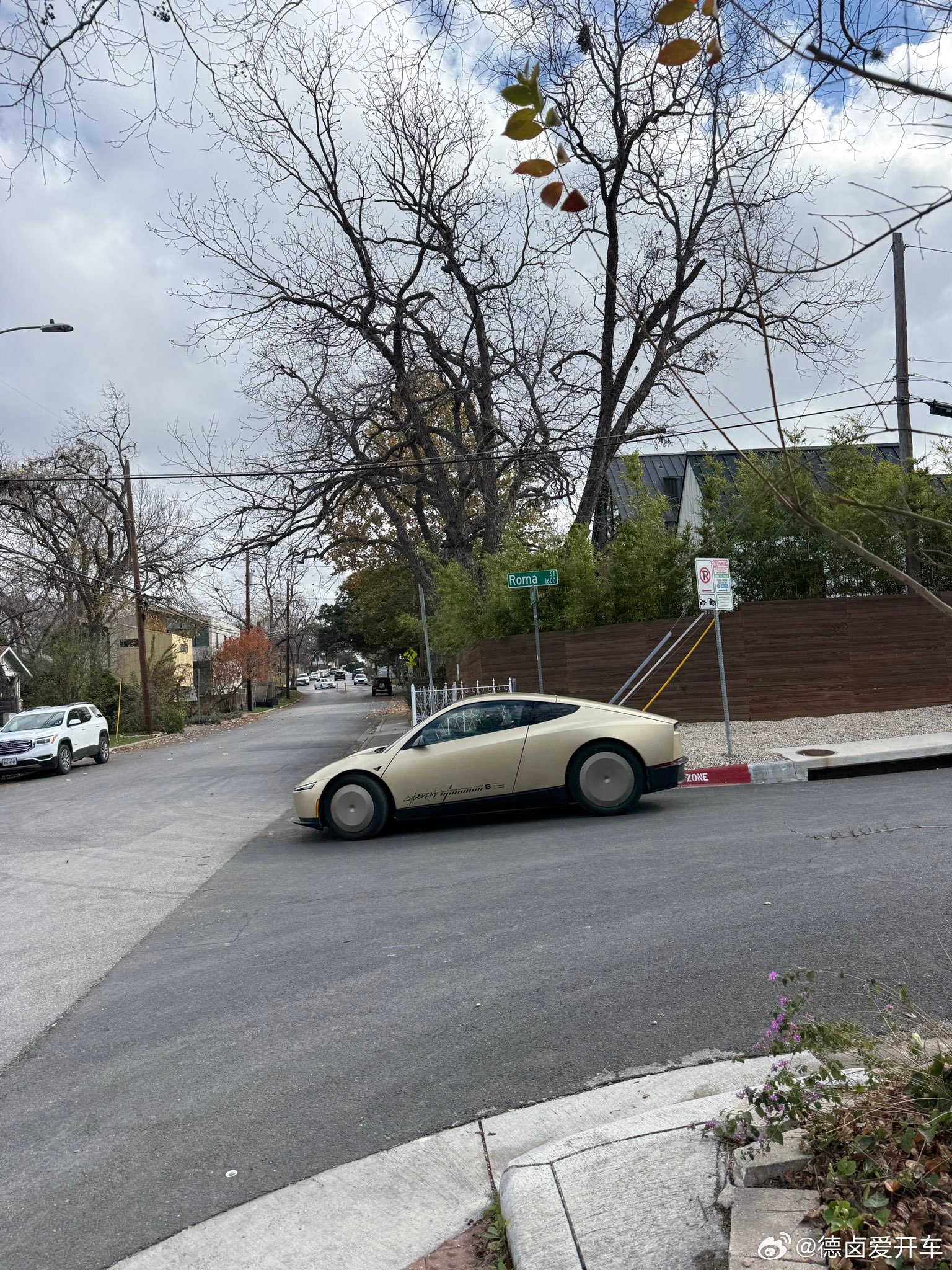 两台 Cybercab 同时在奥斯汀路测，测试版本仍有方向盘和车外后视镜。

#特斯拉#

#Cybercab#

#Robotaxi#

  - 图片 4