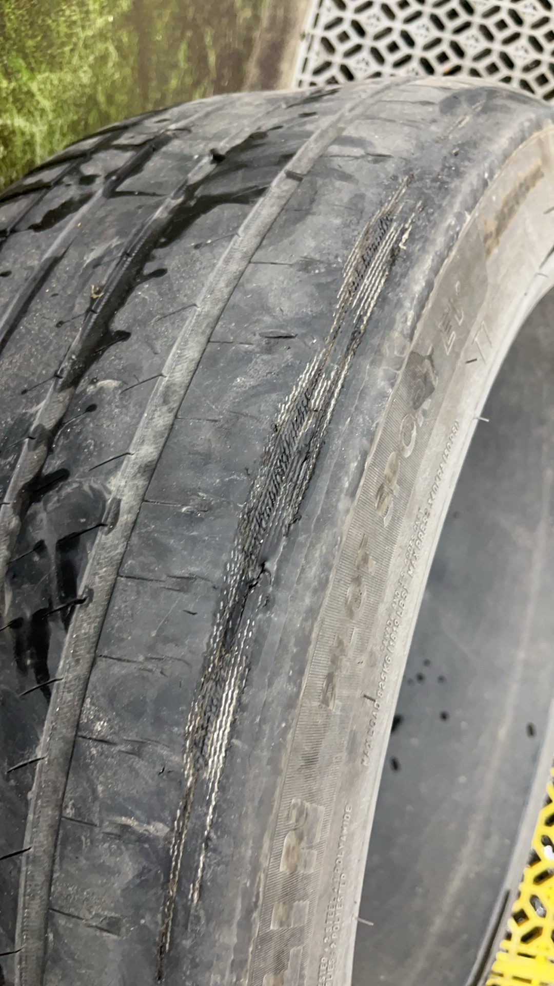 六万公里后面两个轮都这样了，怎么回事。说是要做四轮定位？？ - 图片 1