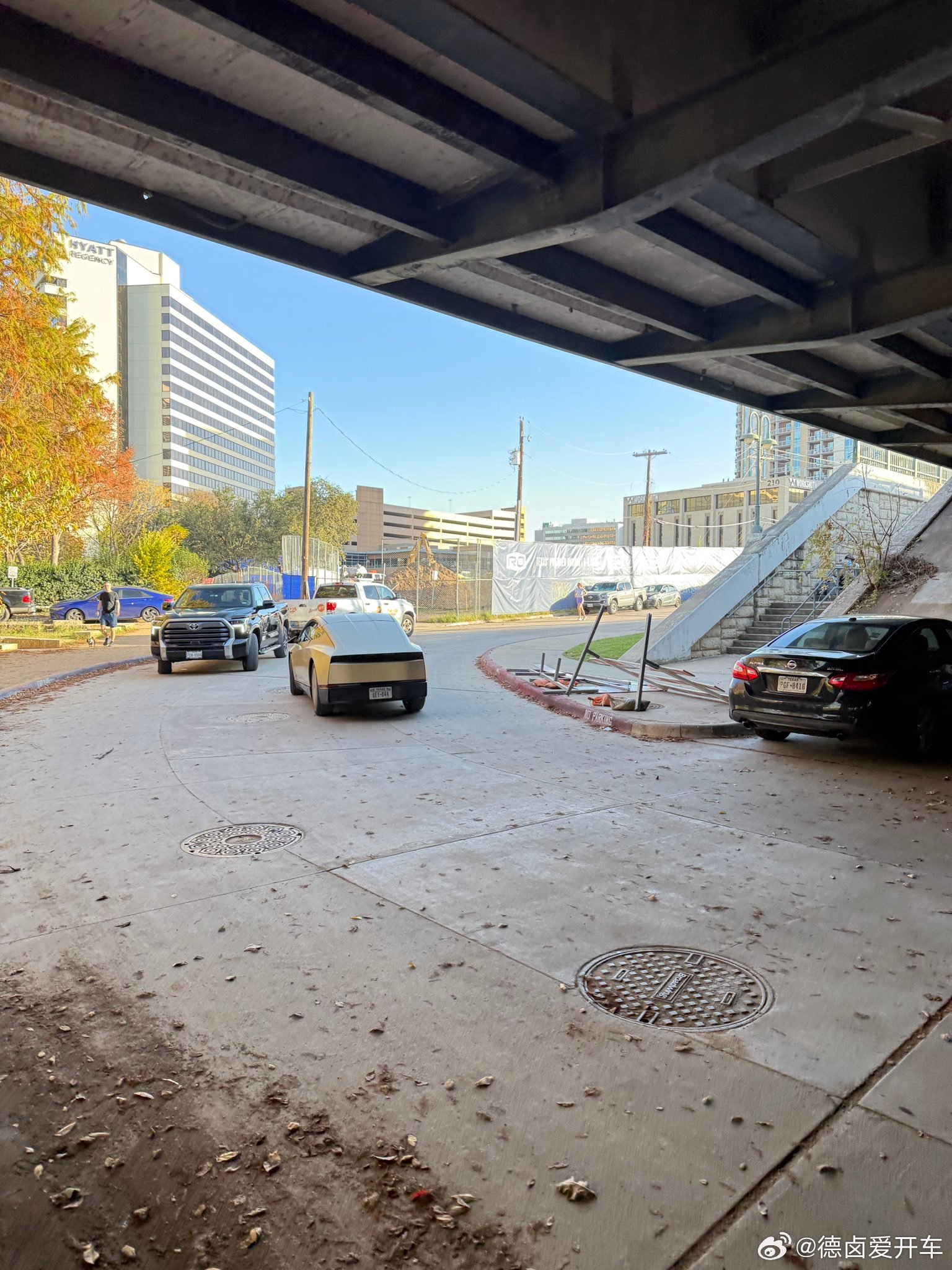 Cybercab是特斯拉 AI 战略的又一支点，也是从卖车拓展到卖出行服务的转折点，汽车卷车型、成本、配置、技术、销量，那特斯拉过去现在将来都不陪大家玩了，主动提高了自身的竞争维度，先拿出兆瓦规模的数 - 图片 3