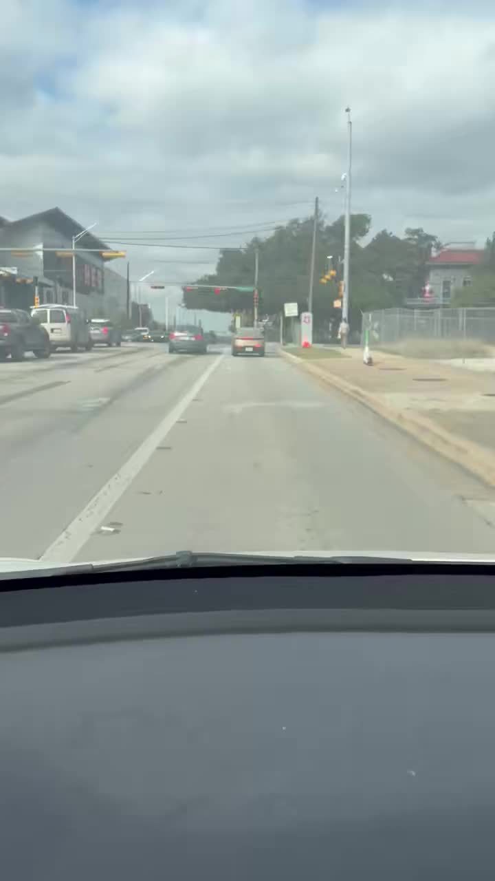 两台 Cybercab 同时在奥斯汀路测，测试版本仍有方向盘和车外后视镜。

#特斯拉#

#Cybercab#

#Robotaxi#

  - 图片 2