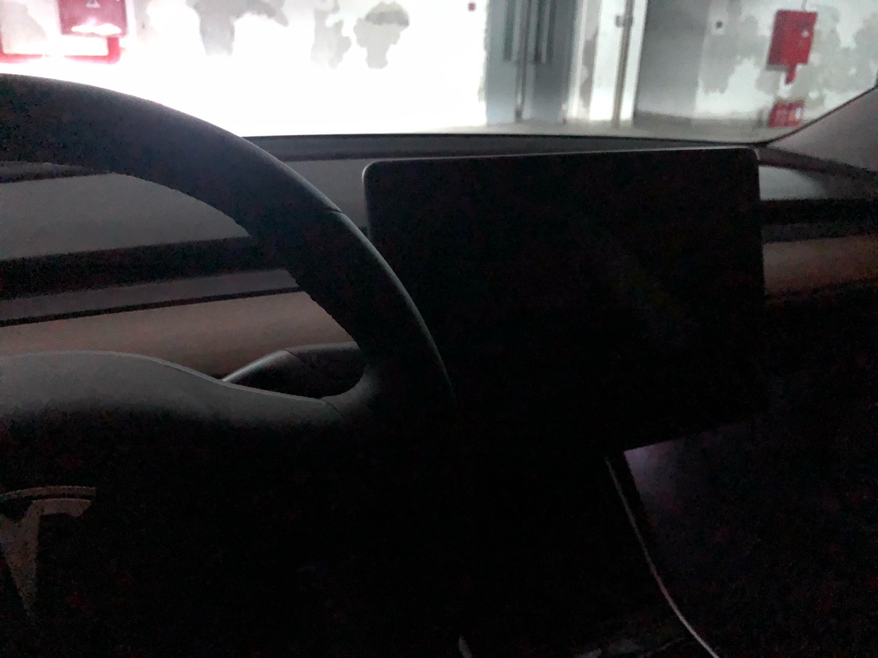 已经出现三次上车屏幕全黑，要么等会自己重启，要么锁车再打开就好了，有遇到的车友么，啥情况啊？ - 图片 1