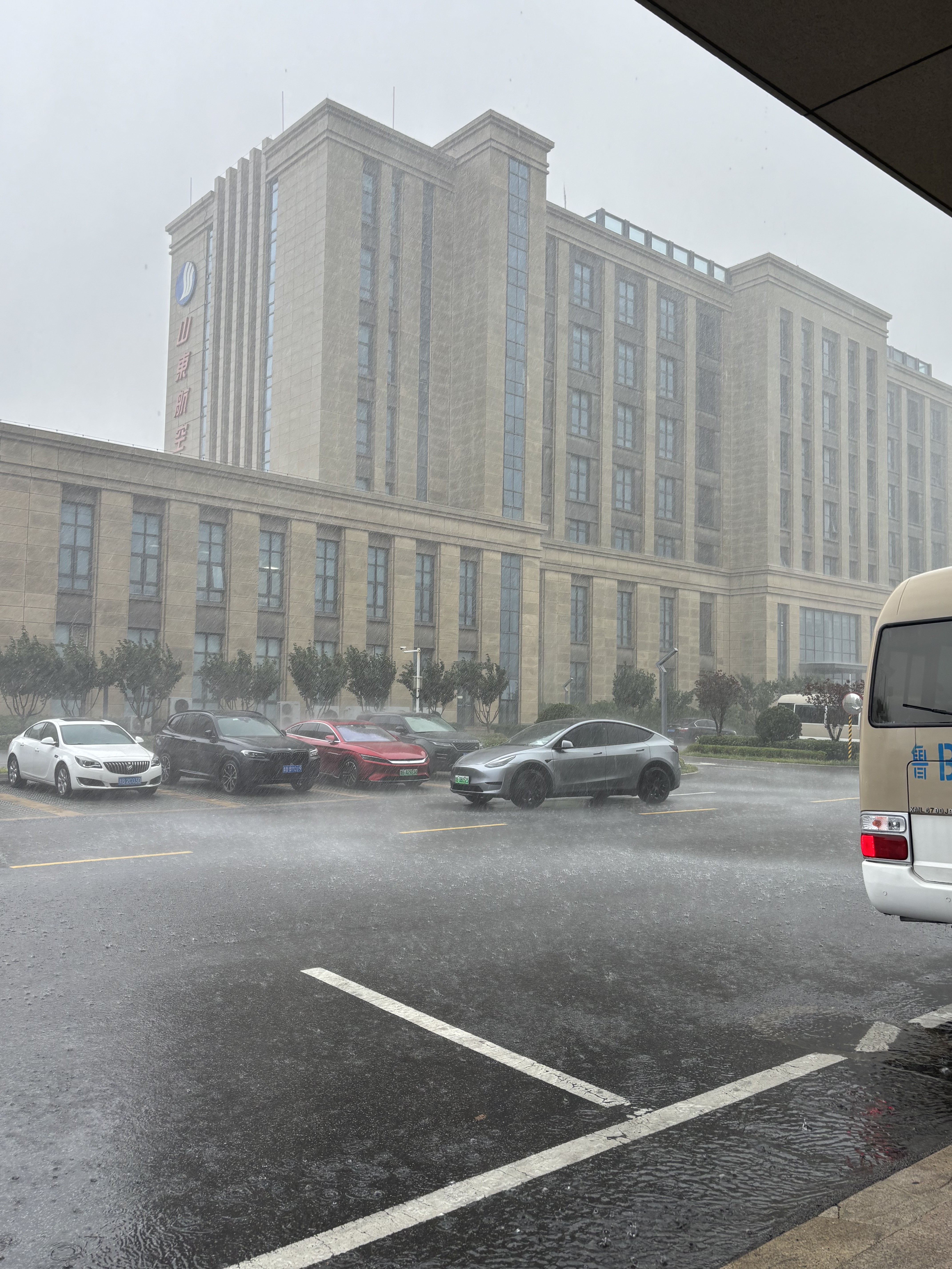 32000 的召唤功能就是一坨屎，很少有痛痛快快成功的。下大雨的时候，想着终于能派上用场了，结果直接停在马路对面，那我召唤的意义是什么？

精度也是一坨屎：偏差十几米。
规划更是屎：明明转个弯五六米就 - 图片 1