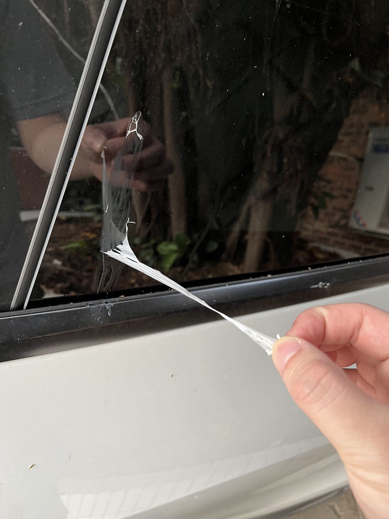 树脂滴在玻璃窗上了(￣▽￣)
普通洗车之后还是有明显痕迹，开窗关窗都有剐蹭的声音。怎么处理比较好？ - 图片 1