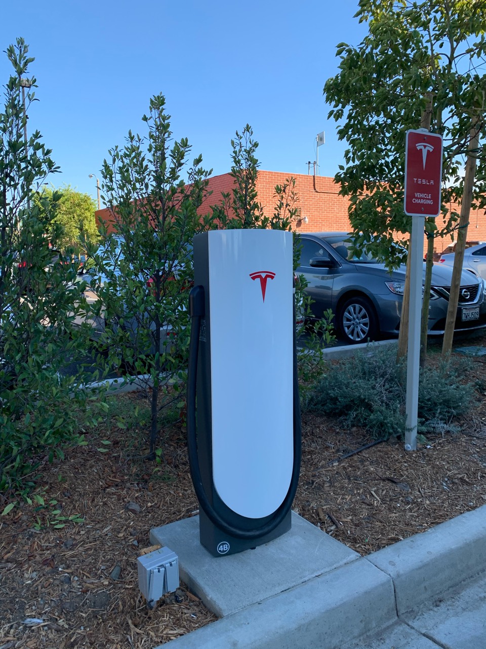 第一次看到Tesla Urban Supercharge，国内暂时好像还没引进。

相比普通的V2超充，USC的体积和占地面积要少很多，充电速度最高只有75kW，但这75kW为独享功率，速度有保障。 - 图片 2