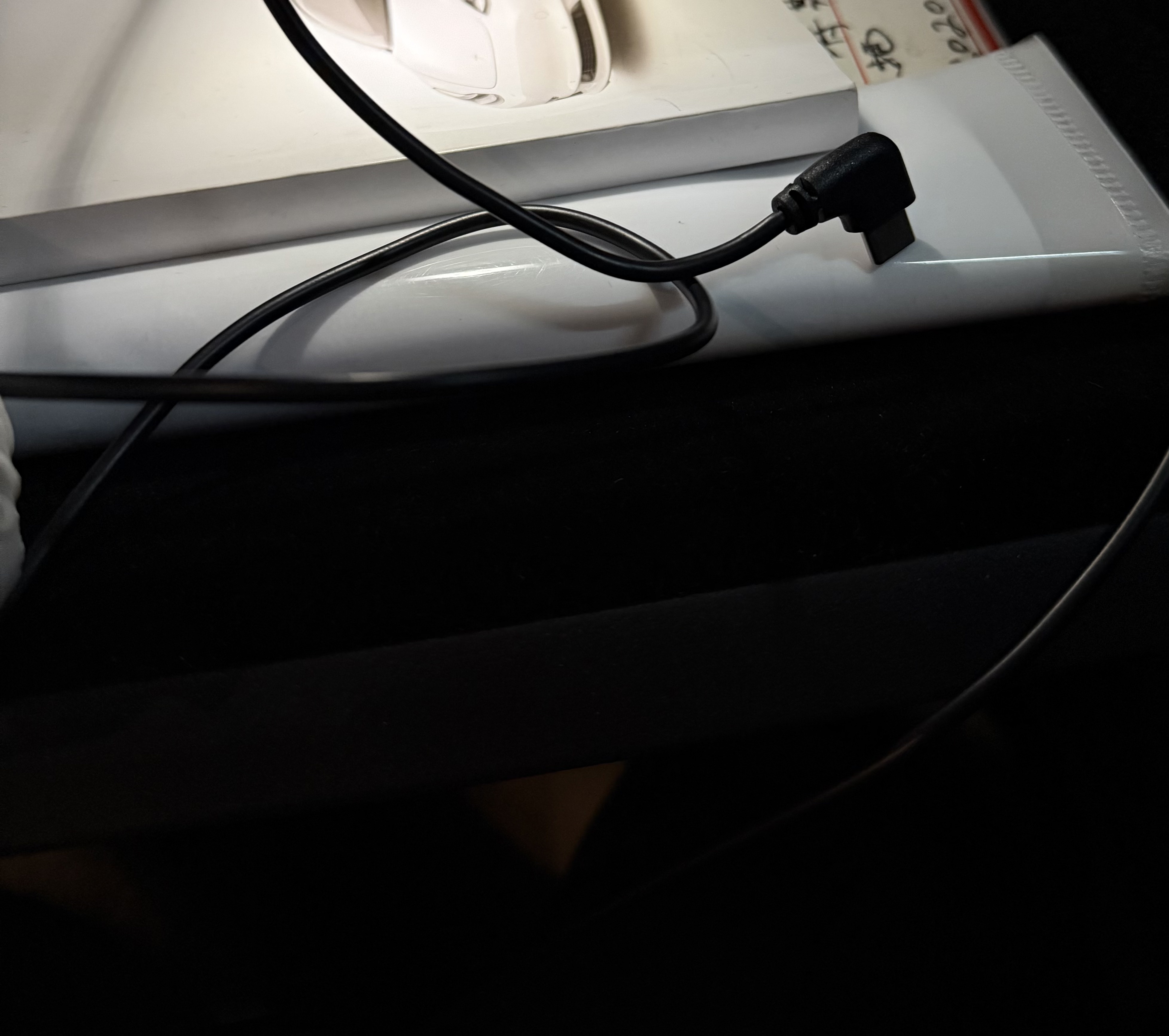 手套箱和储物盒有两跟线，有没有人知道之前是连接什么用的？ - 图片 2