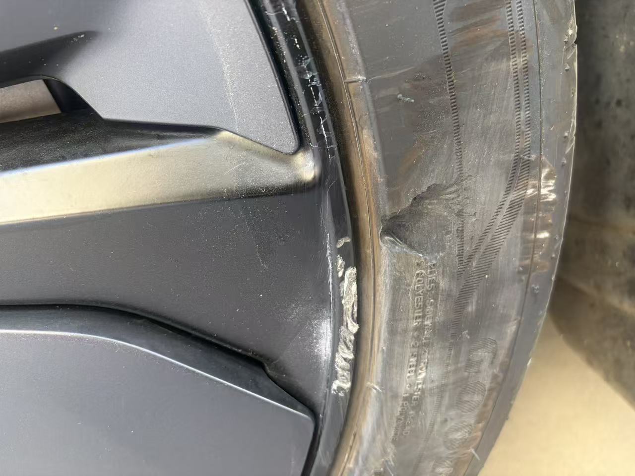 3月份提到车，左前轮挤马路牙子，有必要换胎吗？ - 图片 2