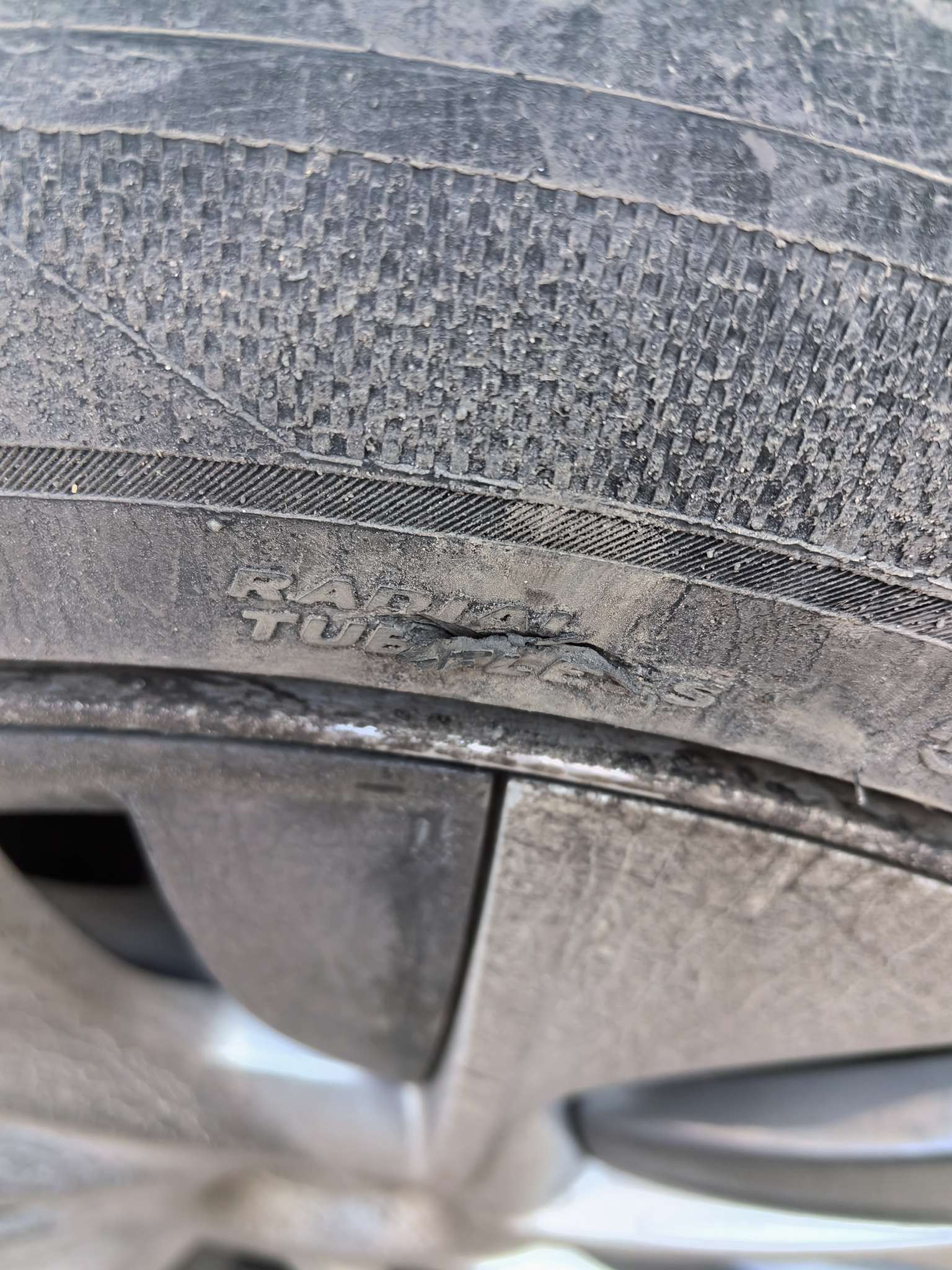 求助，开车刮马路牙子，掉皮了，这种需要换轮胎吗 - 图片 3