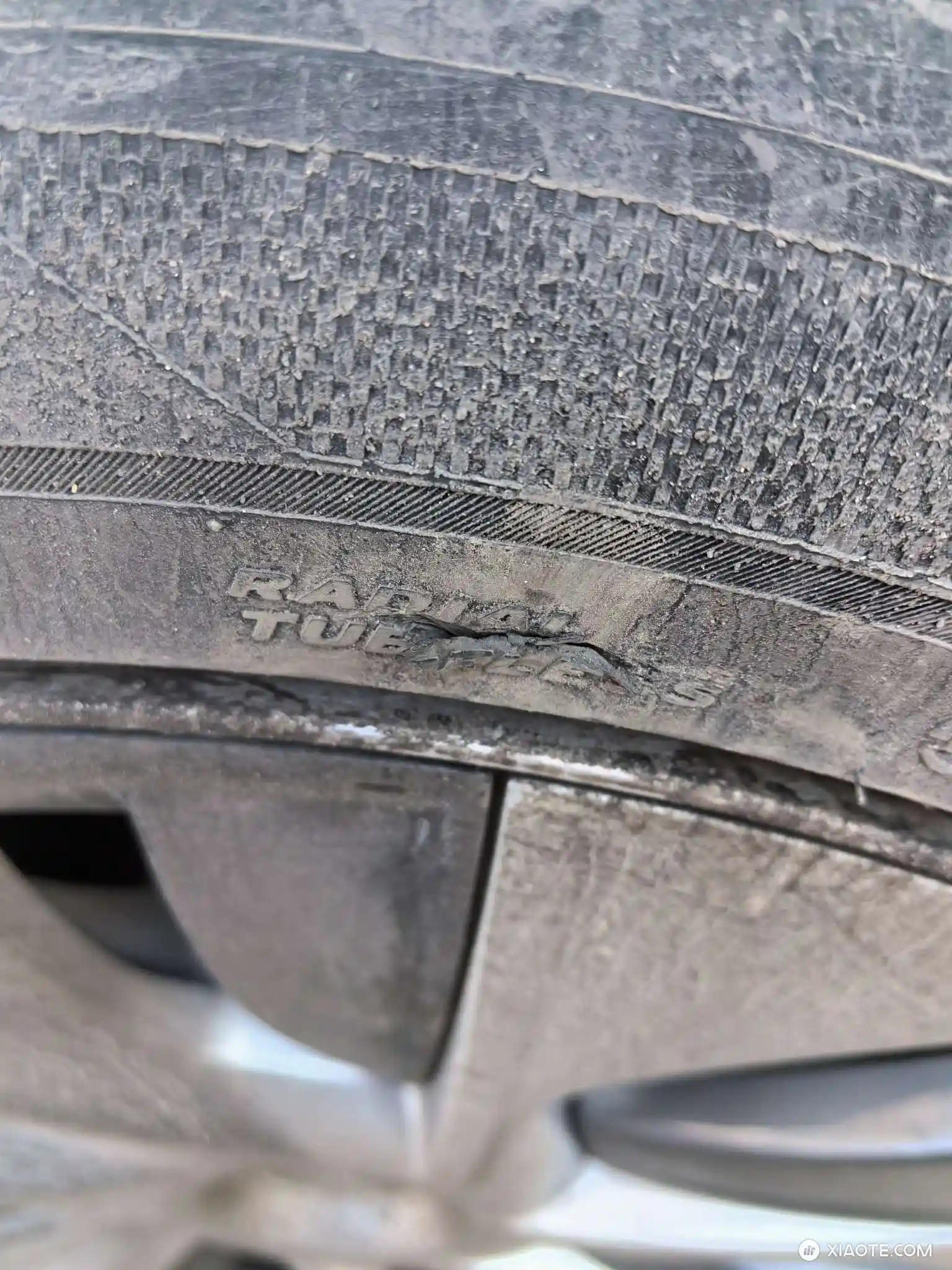 求助,开车刮马路牙子,掉皮了,这种需要换轮胎吗 - 图片 3