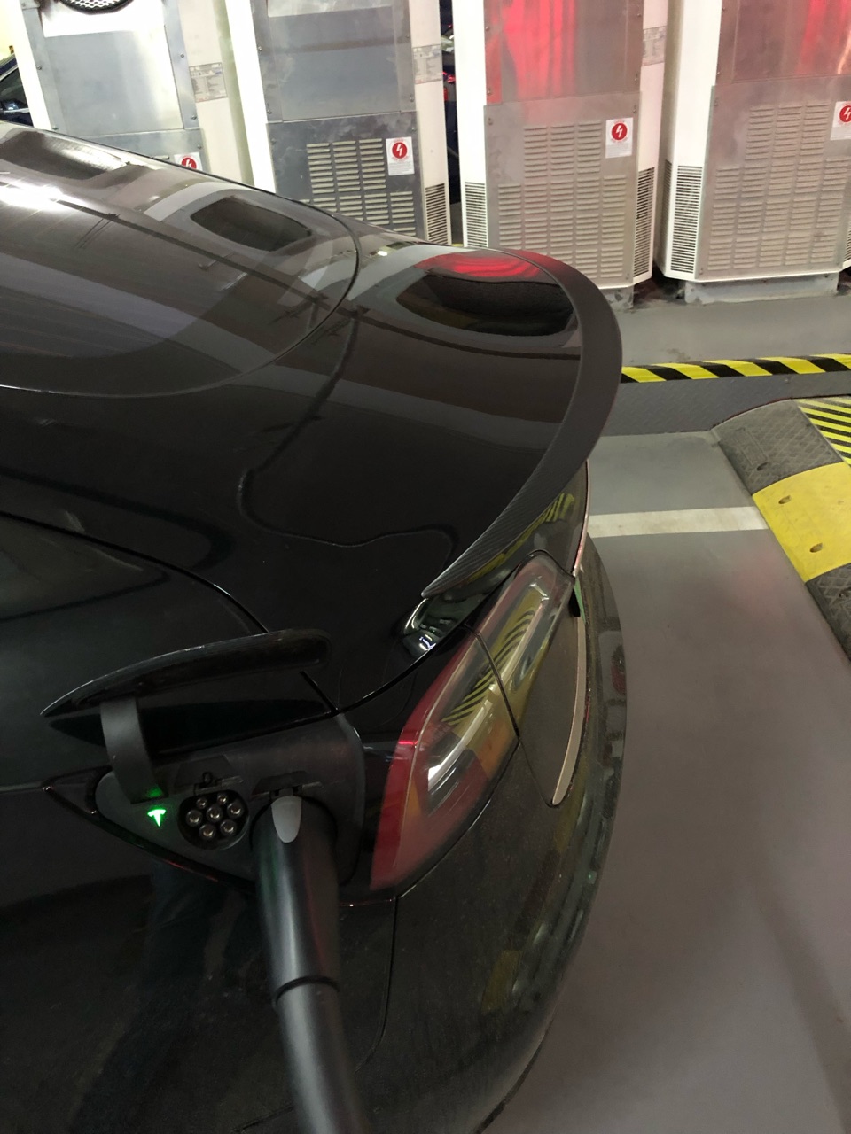 服务中心安装完扰流板，顺便充个电 - 图片 2