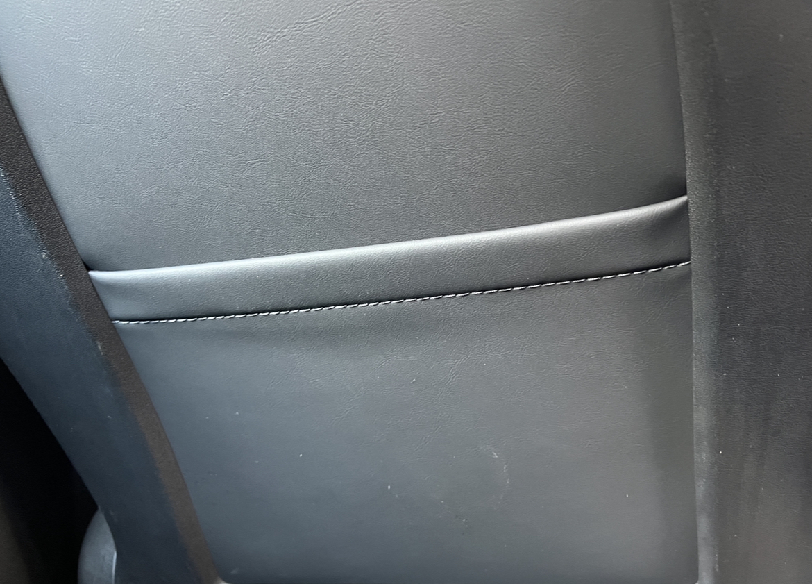 这个副驾（图二）后面口袋没使用就这样了，可以去免费换嘛？（图一是主驾） - 图片 1