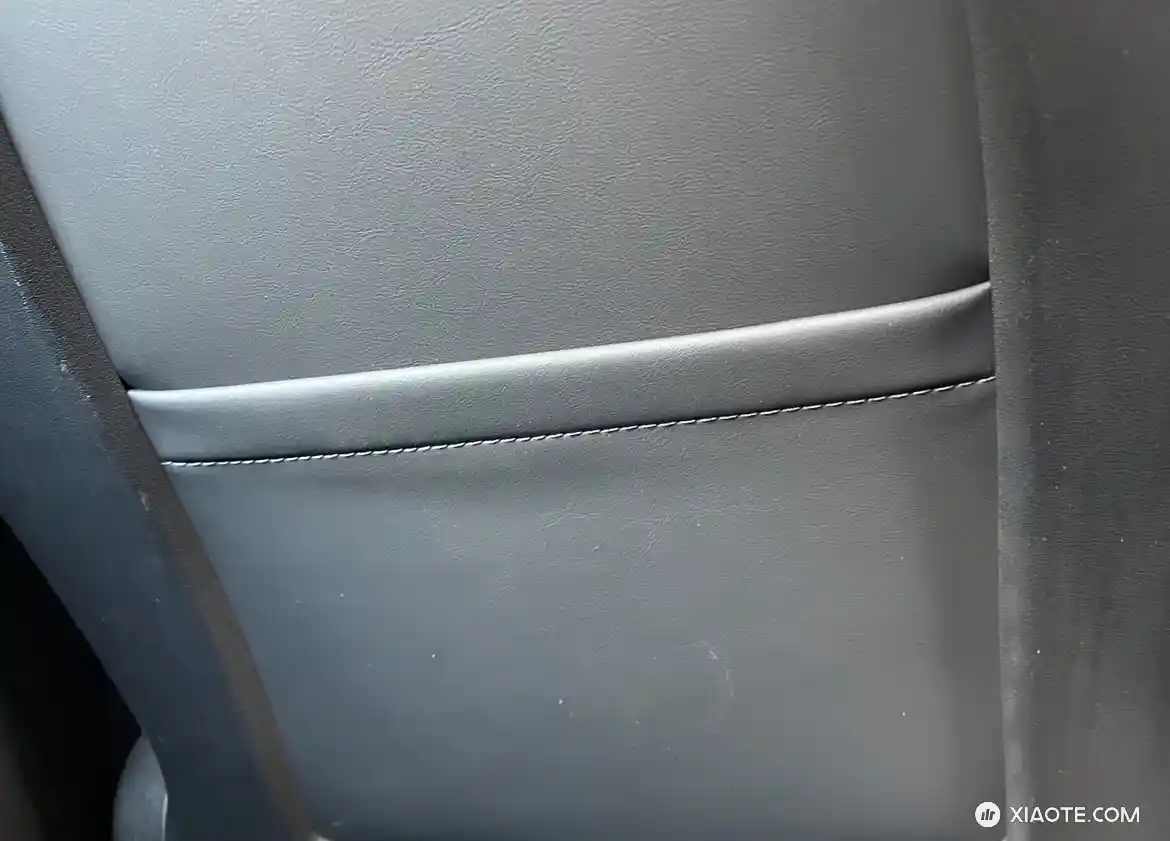 这个副驾(图二)后面口袋没使用就这样了,可以去免费换嘛?(图一是主驾) - 图片 1