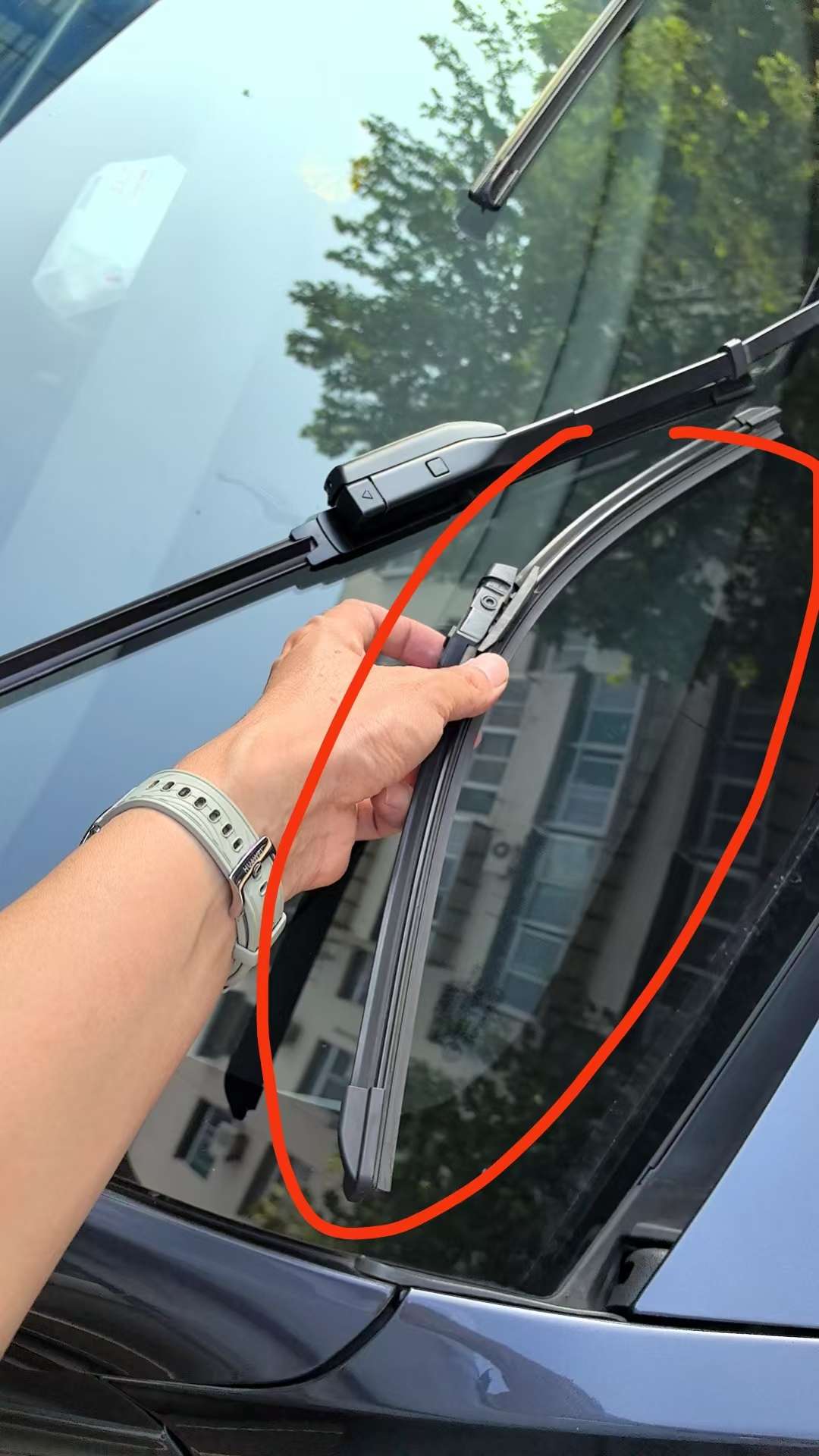 请教老司机：雨刮更换是换这图一的一整套；还是图二的胶条那部分 拆下来单独更换呢？感谢🙏 - 图片 1