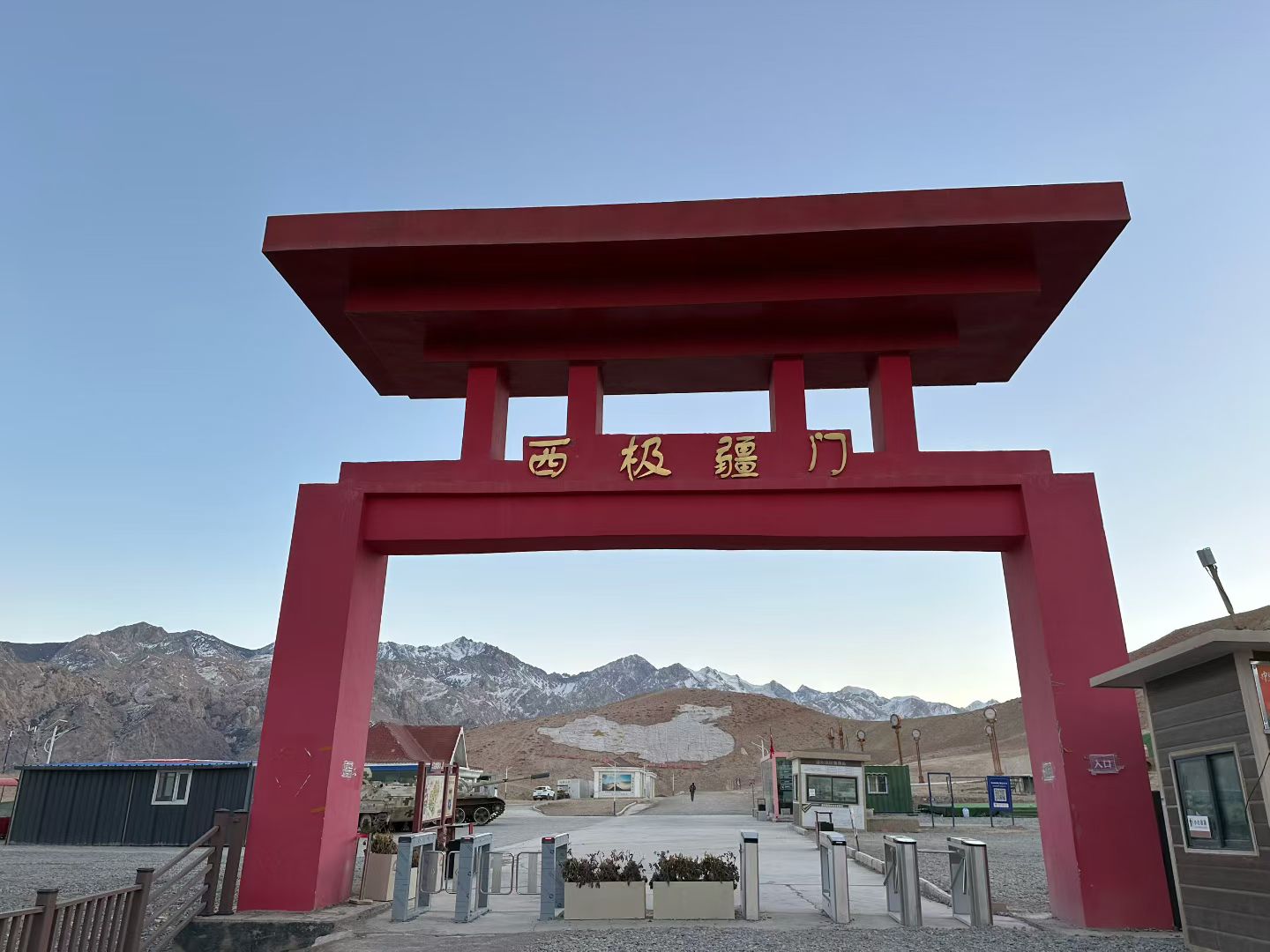听说马斯克和特朗普这两天来中国了？
本人单人自驾特斯拉modely四驱长续航版连续环游中国，历时303天，自费无赞助无后援。
目标108000公里，目前总里程已抵达105000公里。

穿越中国大陆所 - 图片 2
