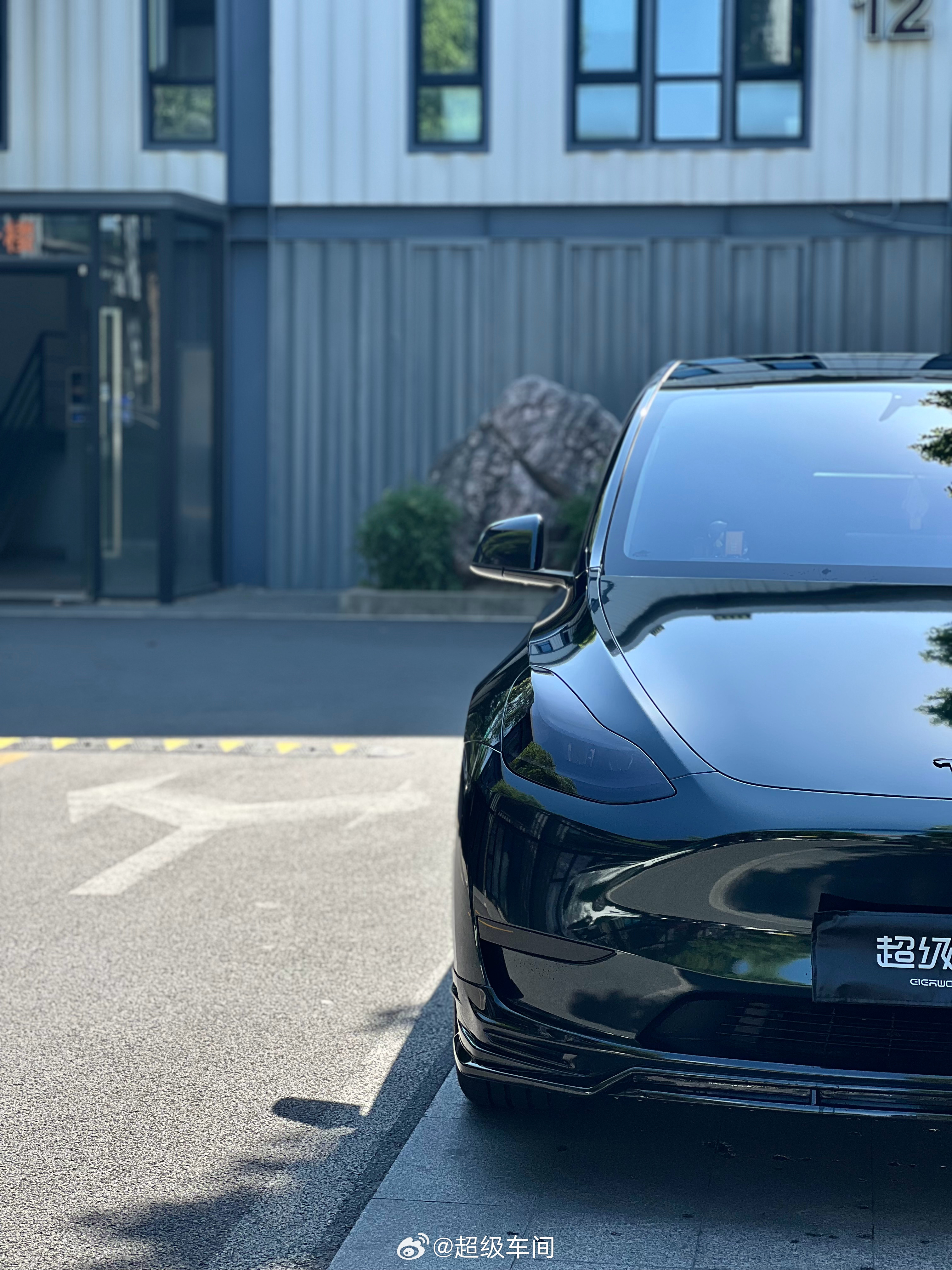 Model Y，祖母石绿➕卡钳烤漆➕BSKT全套包围➕尾翼，简直太酷了低调又不失质感，黄色卡钳点缀的刚刚好@小特叔叔 #特斯拉#

#汽车贴膜#

#改色膜#

#超级车间#

  - 图片 7