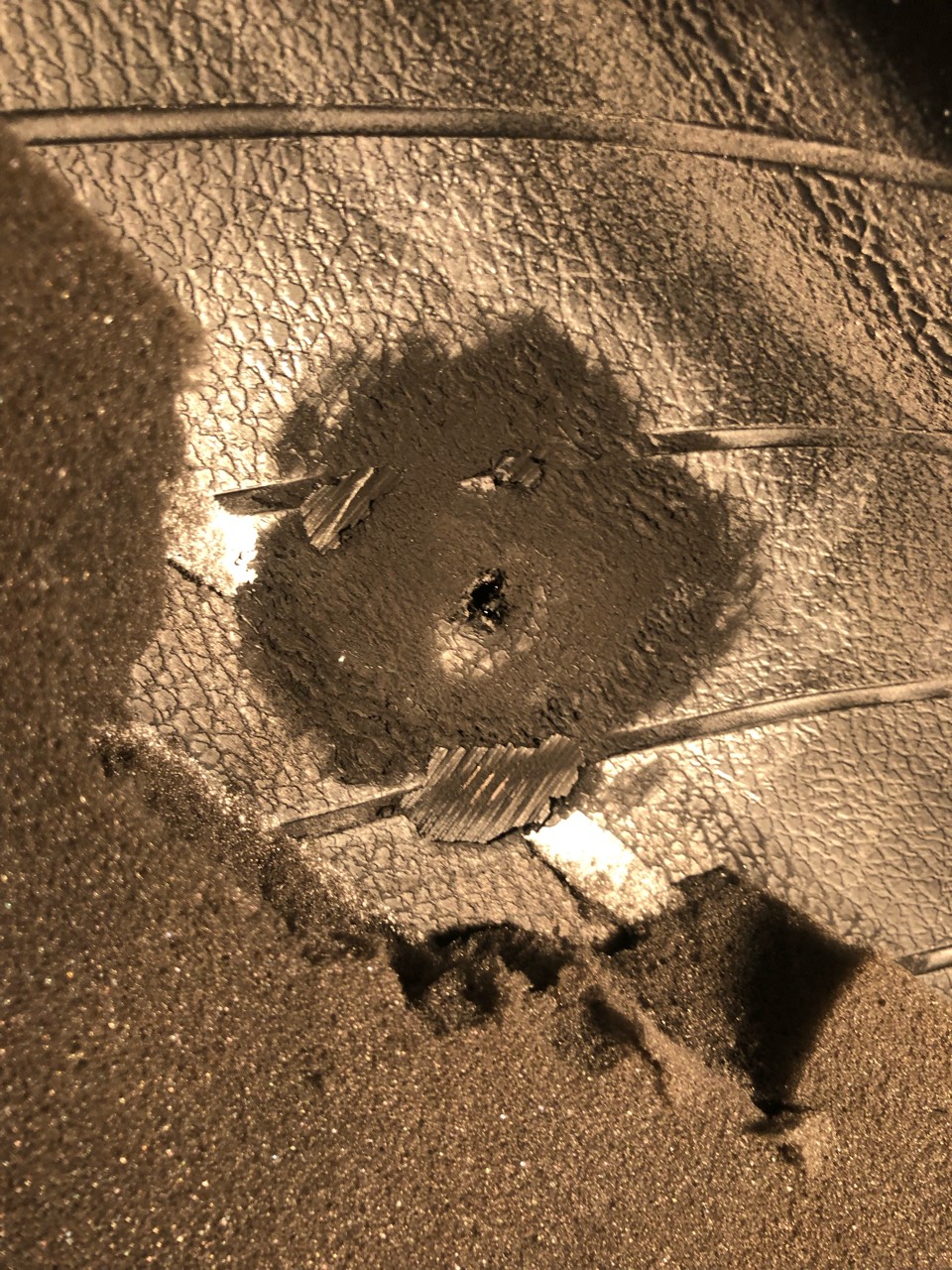 首扎…高速出口几公里发现漏气一路心惊胆战的开下高速…蘑菇钉补胎一百块真是贵啊 - 图片 3