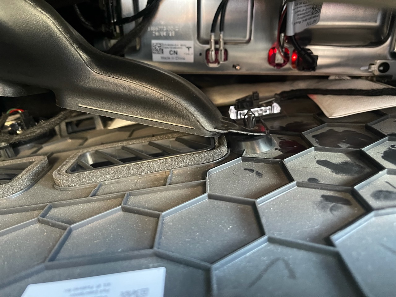 自己动手换空调滤芯真不是那么容易，（图中这个伸缩扣很难弄下来），全部换完花了1个小时，真不建议一般用户自己动手换，而且客服给的视频教程也不一样，研究了半天。 - 图片 1