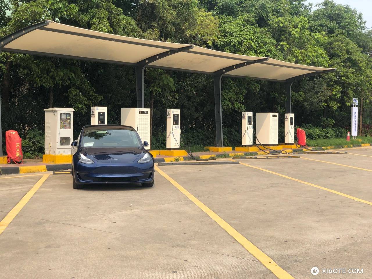 深圳到广西柳州,等M3充电那就来个随笔吧。刚拿车3天。1.提车就贴了车衣,漆面真的很薄,不贴开一段时间车头必然千疮百孔。强迫症晚期的我是接受不了的哇。2.回广西半路用了一下国标直流桩,真的好慢。3.到 - 图片 2