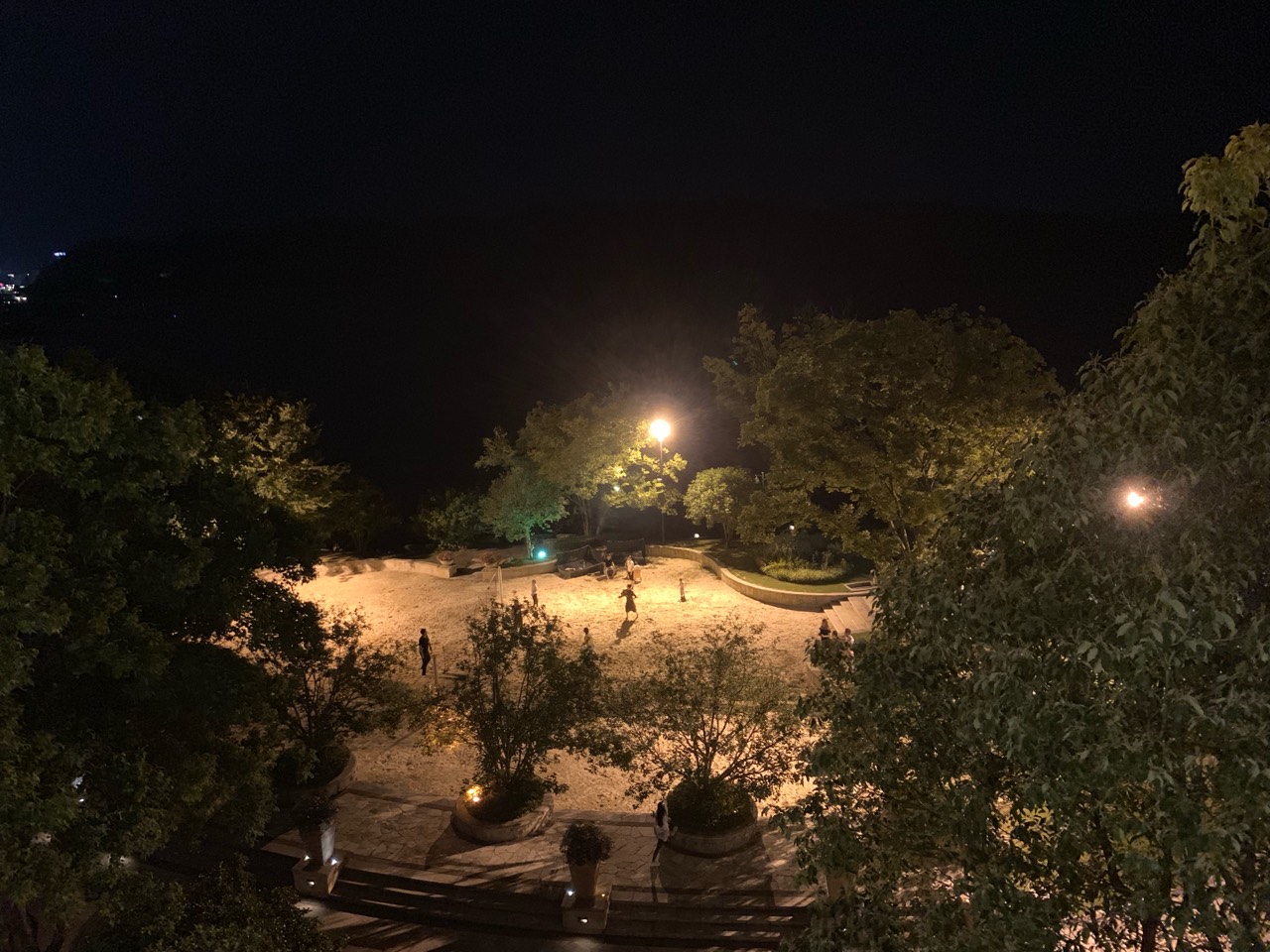 去千岛湖希尔顿补电，家用桩。楼上酒吧喝了两杯酒100块，打发一小时。下楼开车充电免费停车免费，小惊喜啊！ - 图片 1