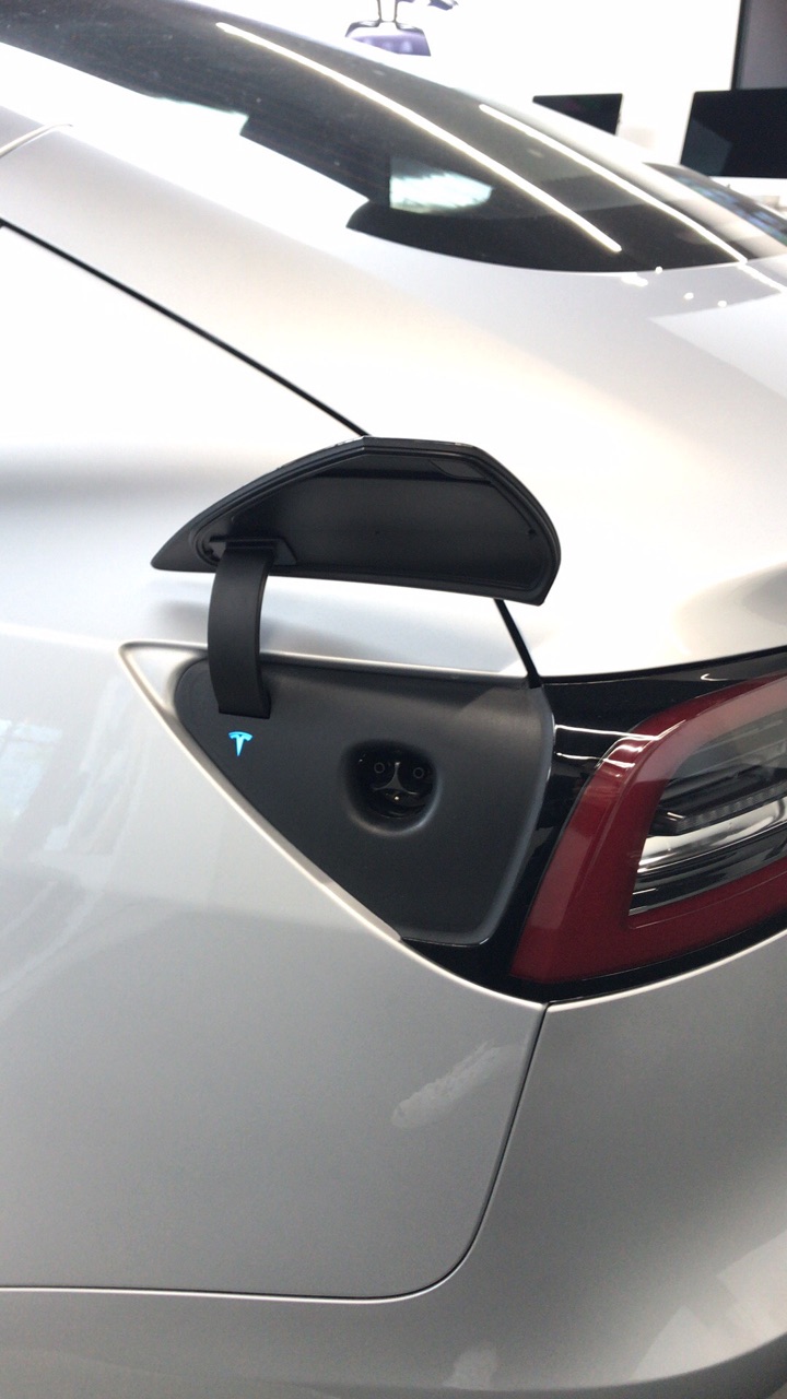 接小特叔叔的话题，这个银色是真的好看。以前看过店里银色的美版样车 - 图片 3