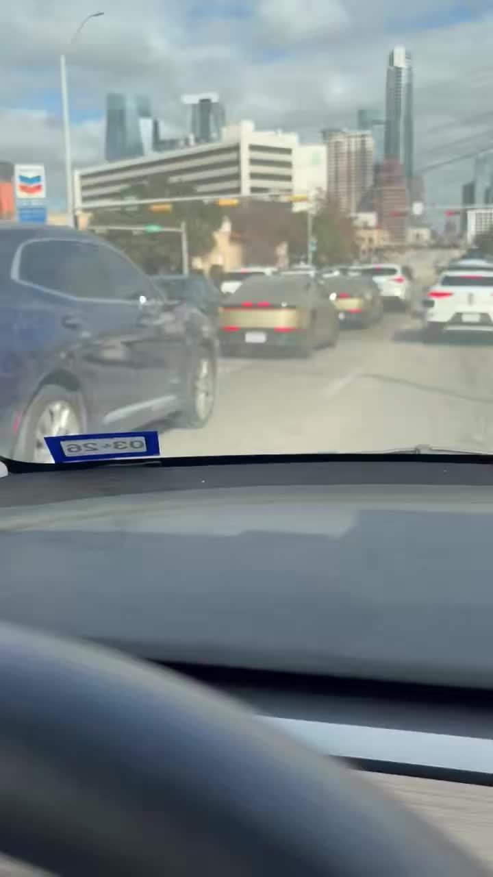 两台 Cybercab 同时在奥斯汀路测，测试版本仍有方向盘和车外后视镜。

#特斯拉#

#Cybercab#

#Robotaxi#

  - 图片 1