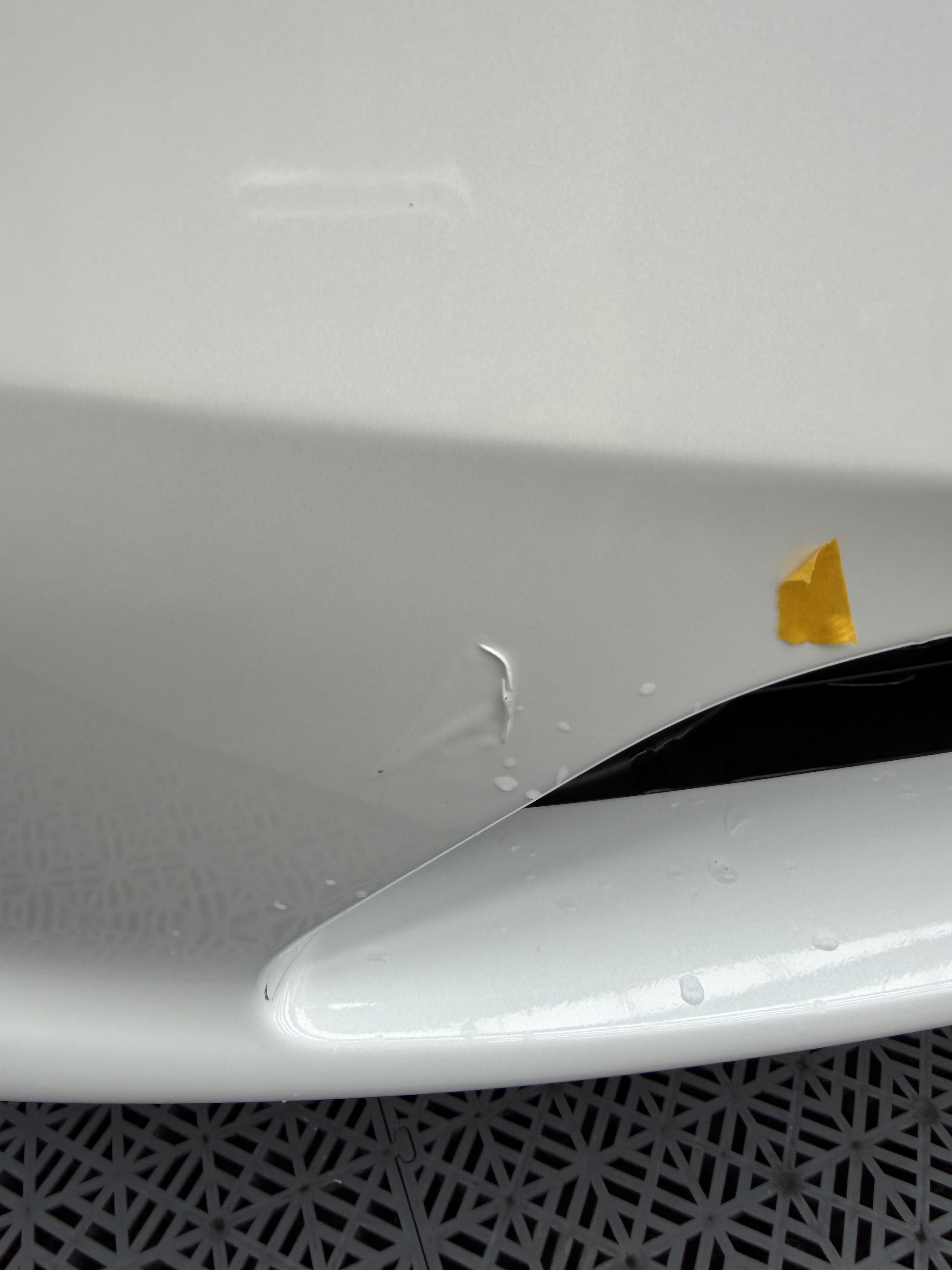 原厂的喷漆真的那么糟糕吗？前保杆之前擦撞重新喷漆，七八月的太阳晒了一周才去贴膜的，结果撕下来有一块直接掉漆了，然后这一块撕的时候没掉，贴膜的时候移动一下膜就这样感觉整片都要掉了，实在夸张。这有办法投诉 - 图片 1