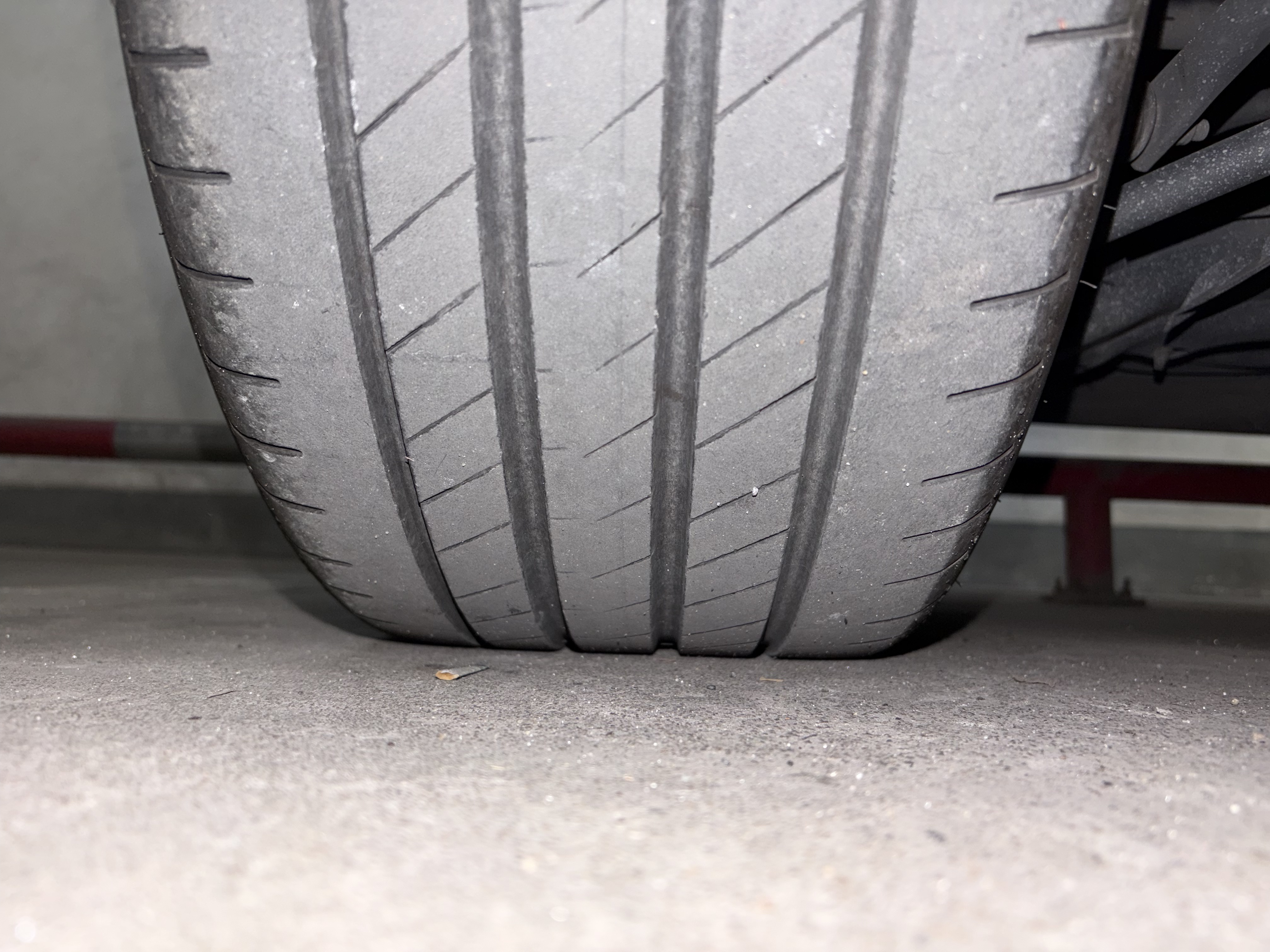 三年5w公里 大佬们帮忙看下有必要换吗

主要有个胎一直慢漏气 打到2.9没几天就掉到2.6 一周要掉到2.4 现在每周都要拿充气宝打气

之前陆续补了两次胎 拔了两个钉子 感觉还是没补到地方

过年 - 图片 2