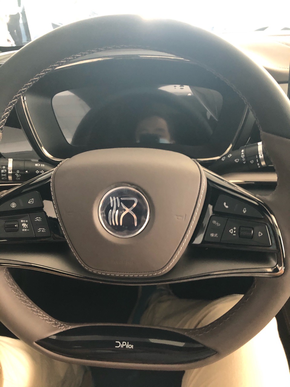 今天去看比亚迪汉被鄙视了
修油车路过比亚迪4s，进去体验了一把汉，说实话内饰用料还是挺扎实的，但可能是设计配色的问题。感觉反而还不如小鹏质感好。
不过后排座椅确实舒服，正好门外停着试驾车，打算找个销售 - 图片 2