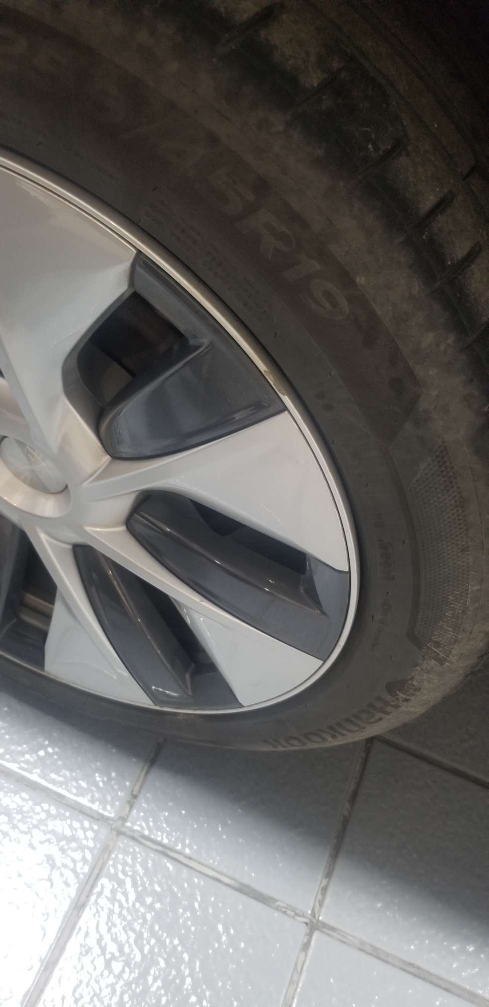 各位彦祖，因事故在特斯拉中心换轮胎，保险公司只赔百分之八十，有百分之二十的折旧要自己出，请问有种规则吗？ - 图片 1