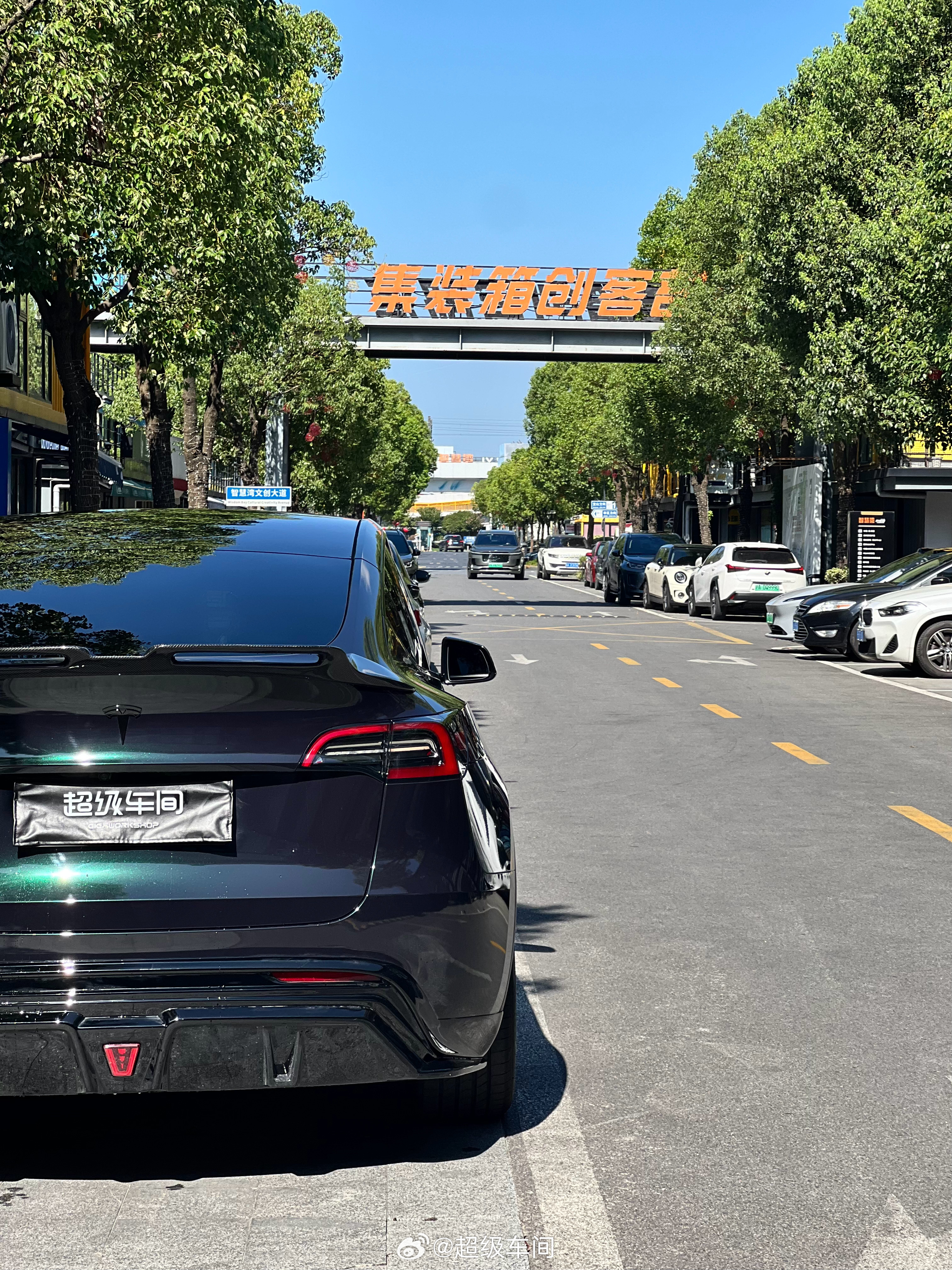 Model Y，祖母石绿➕卡钳烤漆➕BSKT全套包围➕尾翼，简直太酷了低调又不失质感，黄色卡钳点缀的刚刚好@小特叔叔 #特斯拉#

#汽车贴膜#

#改色膜#

#超级车间#

  - 图片 9