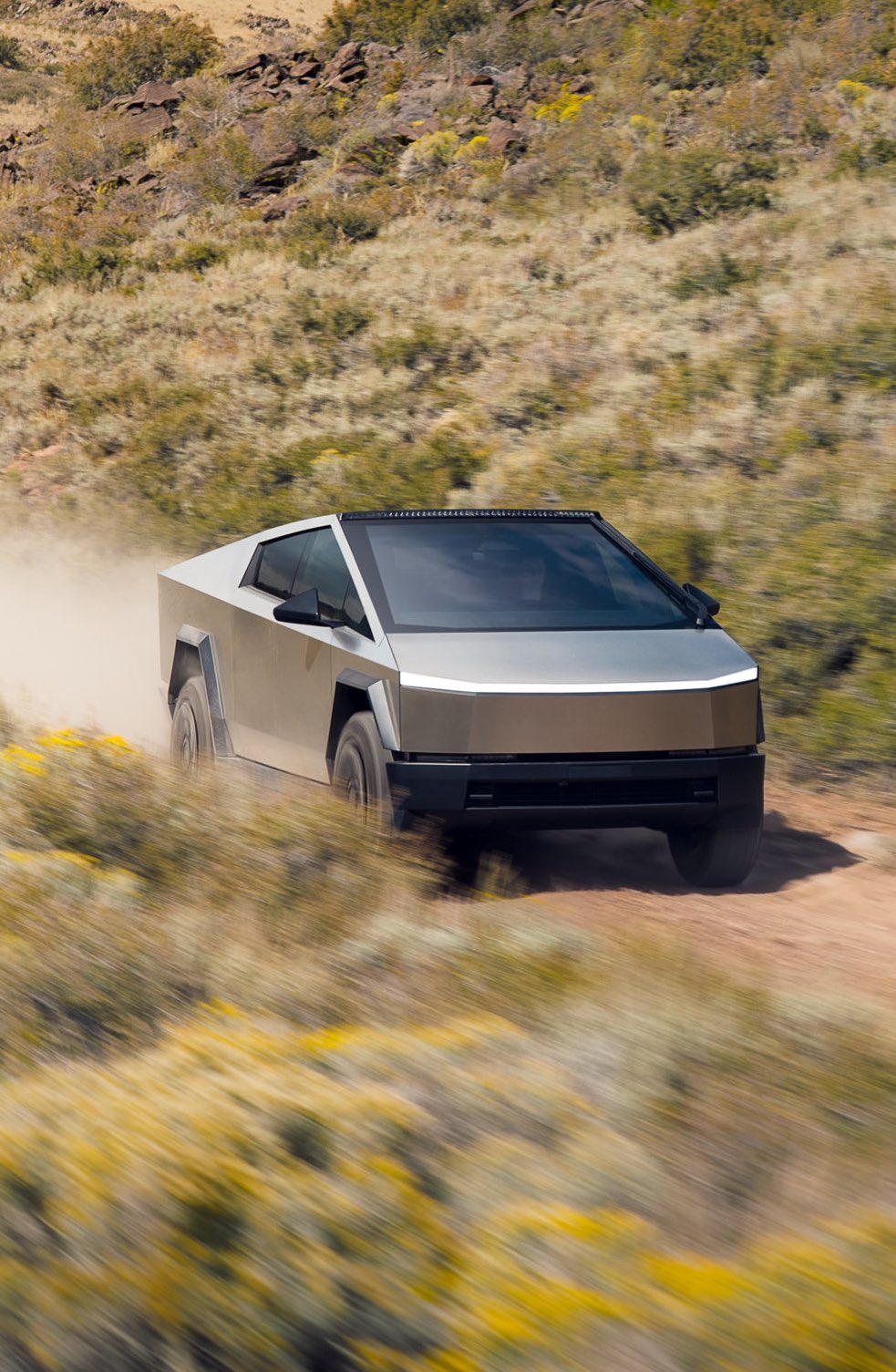 特斯拉在2026.2.6.1软件更新中为Cybertruck推出了一项名为“主动道路降噪”的新功能。

“您的车辆现在能够在崎岖路面行驶时主动降低低频道路噪音。该系统通过座椅麦克风测量车内噪音，然 - 图片 2