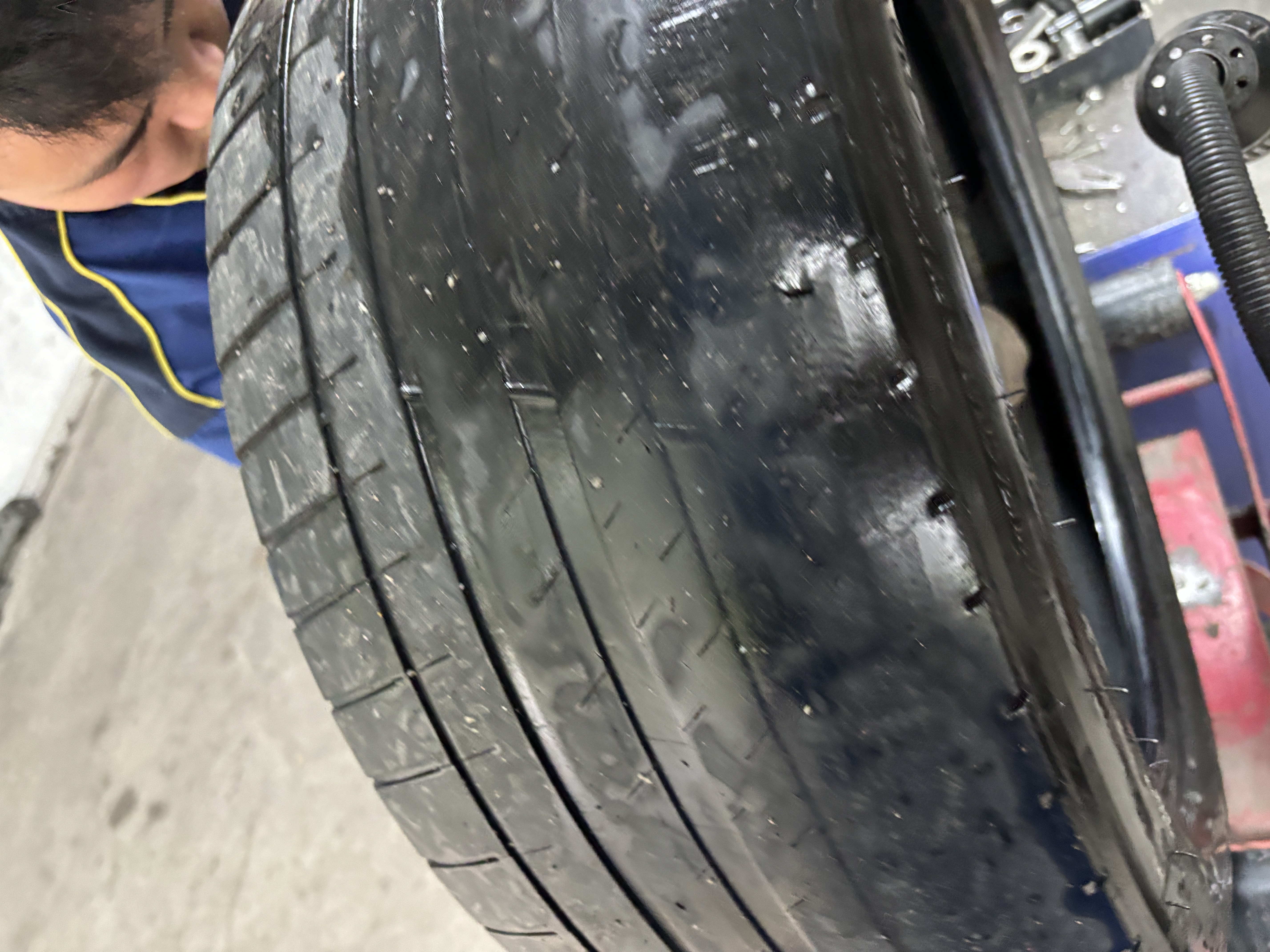 5.8w的轮胎，其中一个偏磨得厉害，本来还想再开一万的，现在只能4个全换了 - 图片 1
