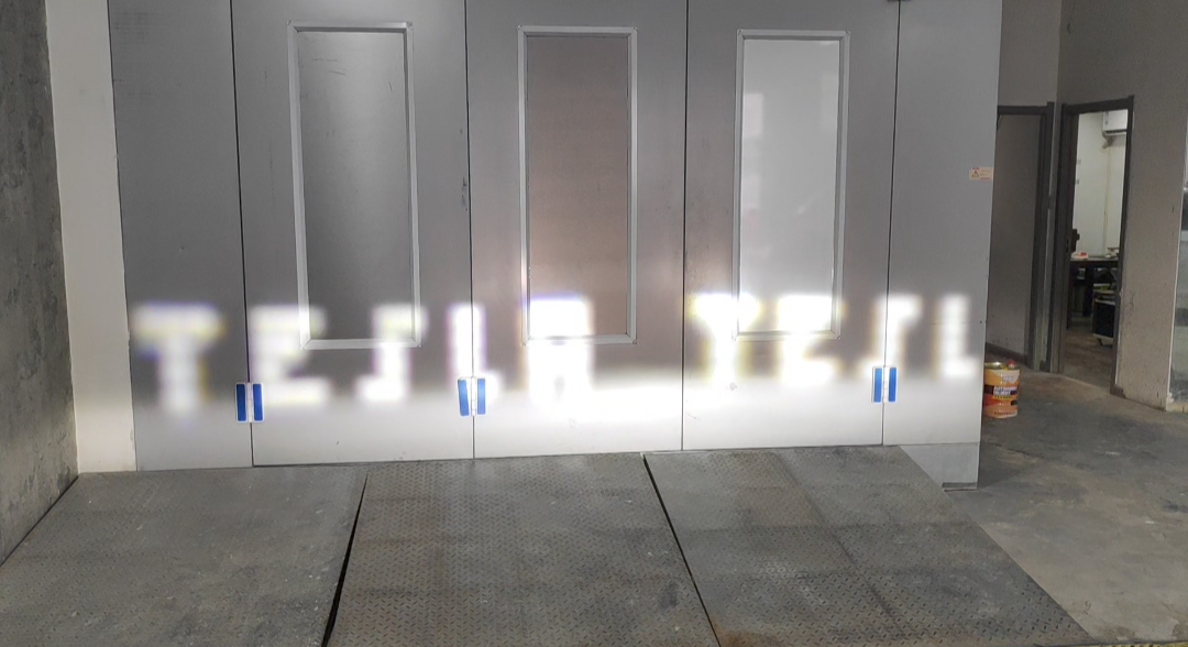 19年老三成功换装矩阵大灯，采购时发现光大灯就有六个版本。特斯拉总在看不到的地方偷偷升级，可见左侧比右边投影清晰明亮，左边零件号比右边新。 - 图片 1