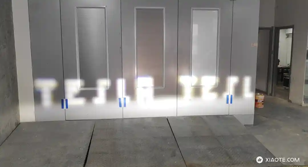 19年老三成功换装矩阵大灯,采购时发现光大灯就有六个版本。特斯拉总在看不到的地方偷偷升级,可见左侧比右边投影清晰明亮,左边零件号比右边新。 - 图片 1