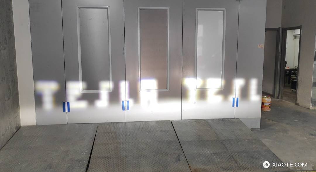 19年老三成功换装矩阵大灯,采购时发现光大灯就有六个版本。特斯拉总在看不到的地方偷偷升级,可见左侧比右边投影清晰明亮,左边零件号比右边新。 - 图片 1