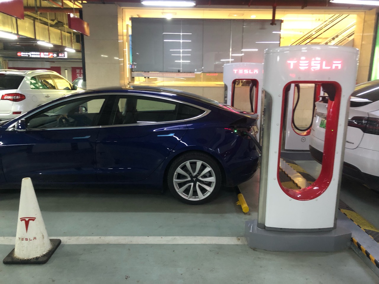 新车才开了650公里，今天一天开了400公里。黑屏十次以上！不开心！服务区的2011标准充电桩不好用。自动驾驶包没有发送，开的累死了。 - 图片 1