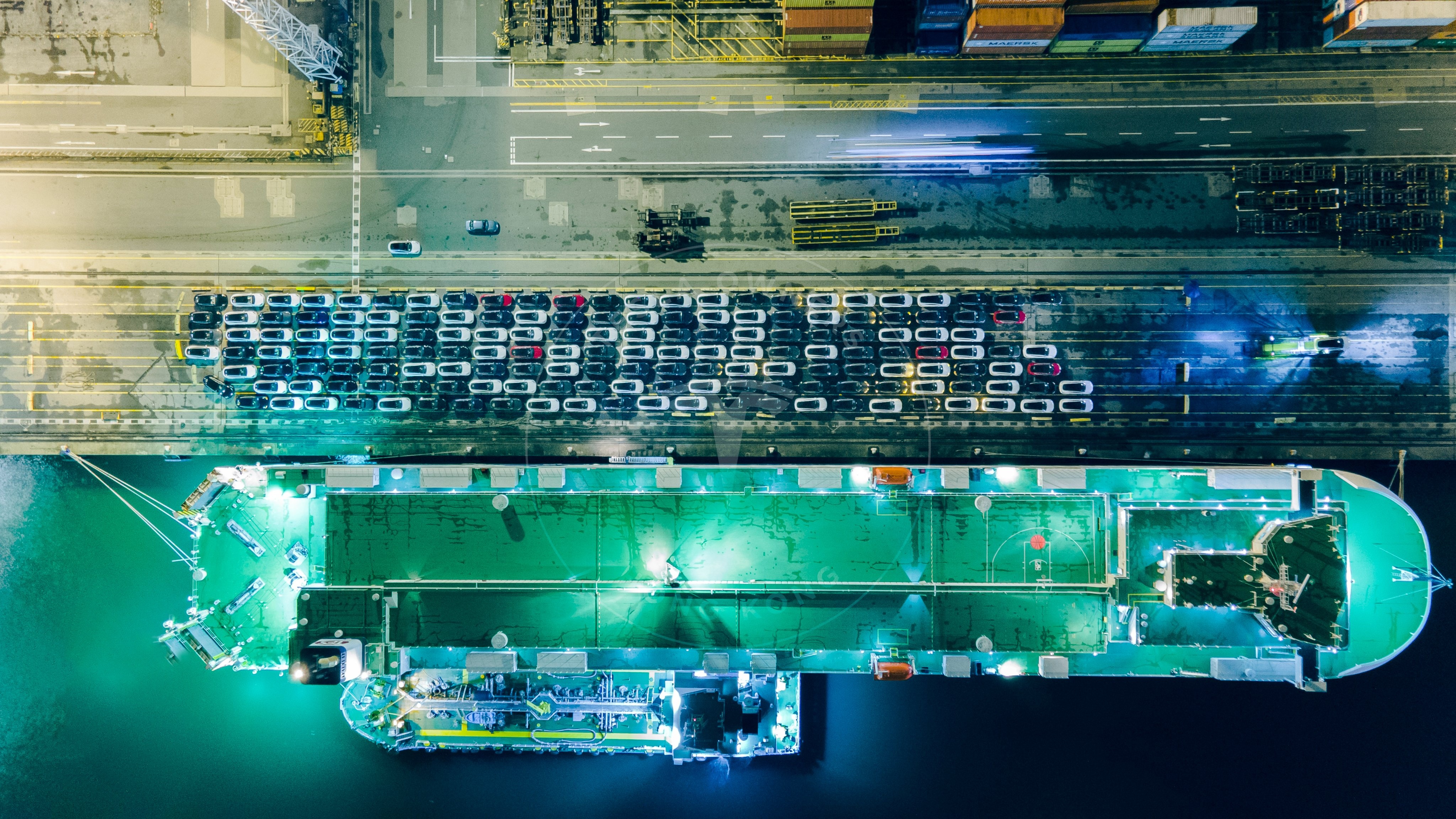 Welcome to Hong Kong
一（艘）船能拉三百（台）车 - 图片 1