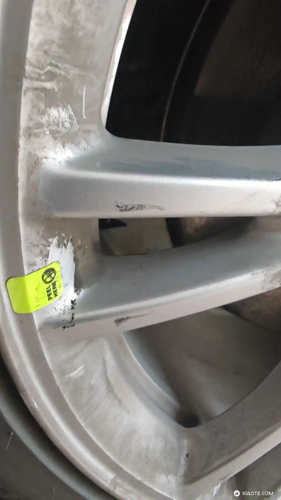 一年没到,今天拆原车轮毂盖,为什么已经表面磨损这样子,跟生锈了一样,酒精也檫不掉? - 图片 6