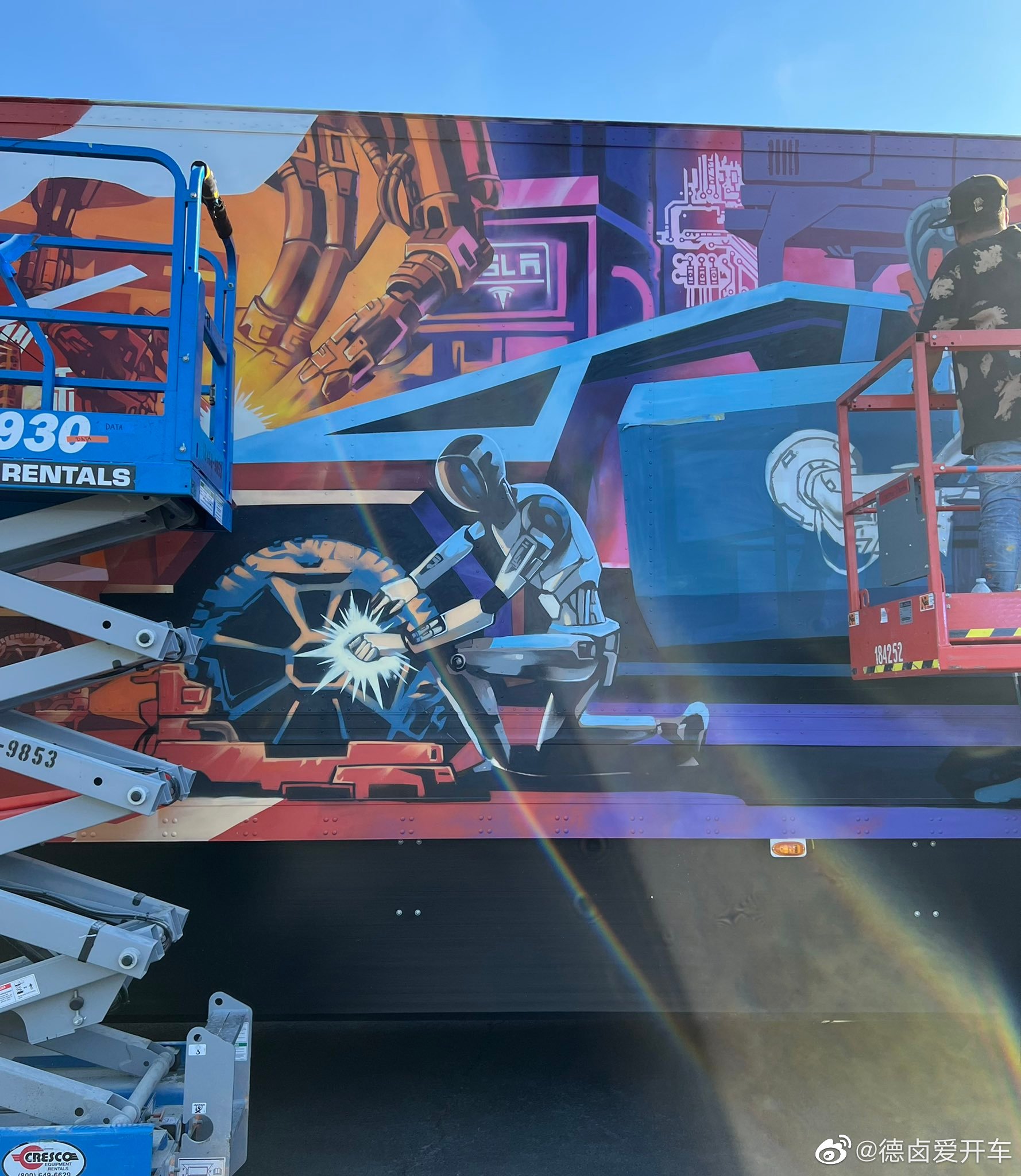 一些 AI Day 2022 活动现场照片， semi 集装箱涂鸦画着一个机器人正在修车。

#特斯拉#

  - 图片 7