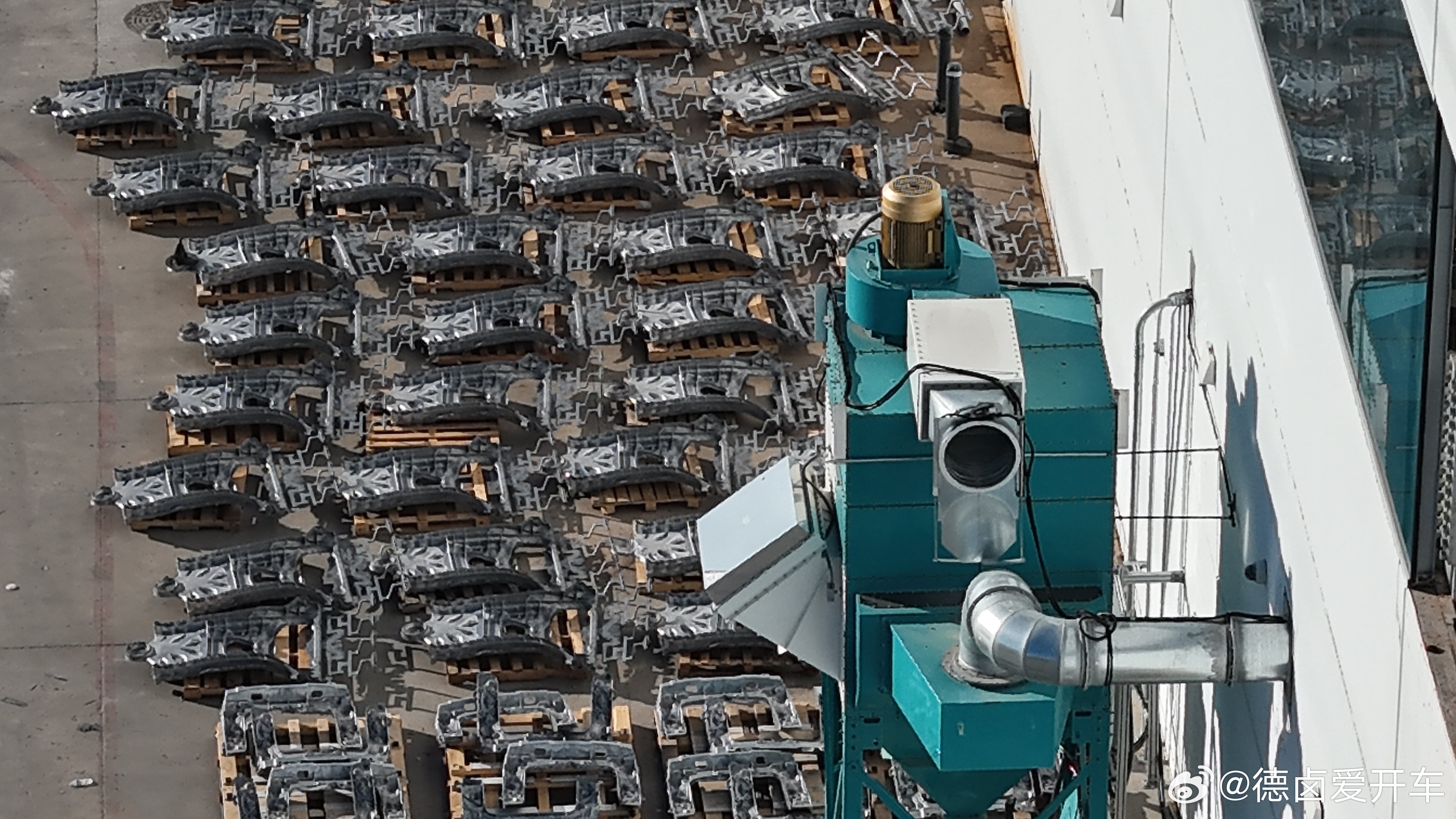 数百个 特斯拉Cybercab后副车架堆在车间外，生产成整车够一个城市的 Robotaxi 使用量了。

#特斯拉#

#Robotaxi#

#Cybercab#

  - 图片 1