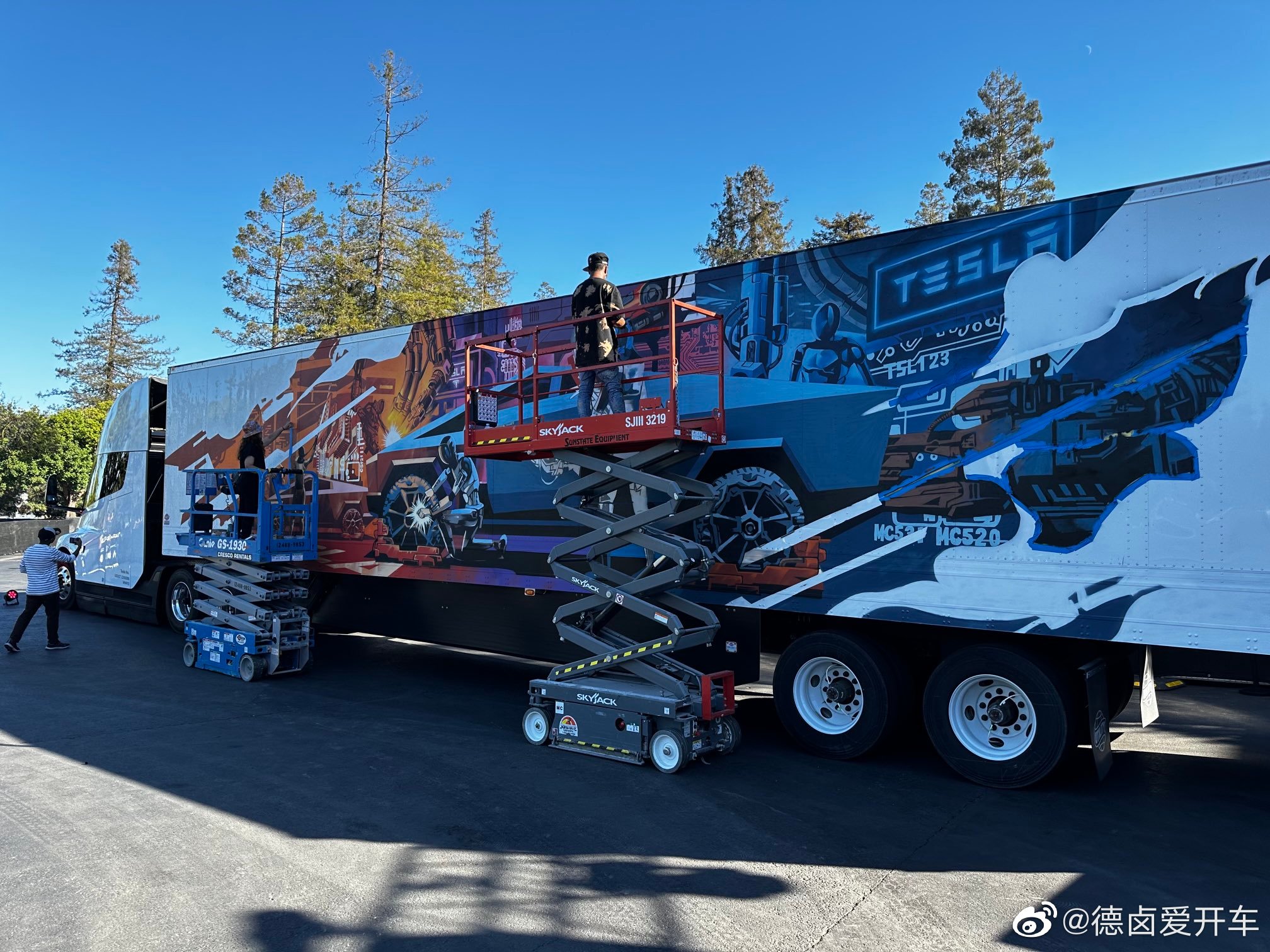 一些 AI Day 2022 活动现场照片， semi 集装箱涂鸦画着一个机器人正在修车。

#特斯拉#

  - 图片 3